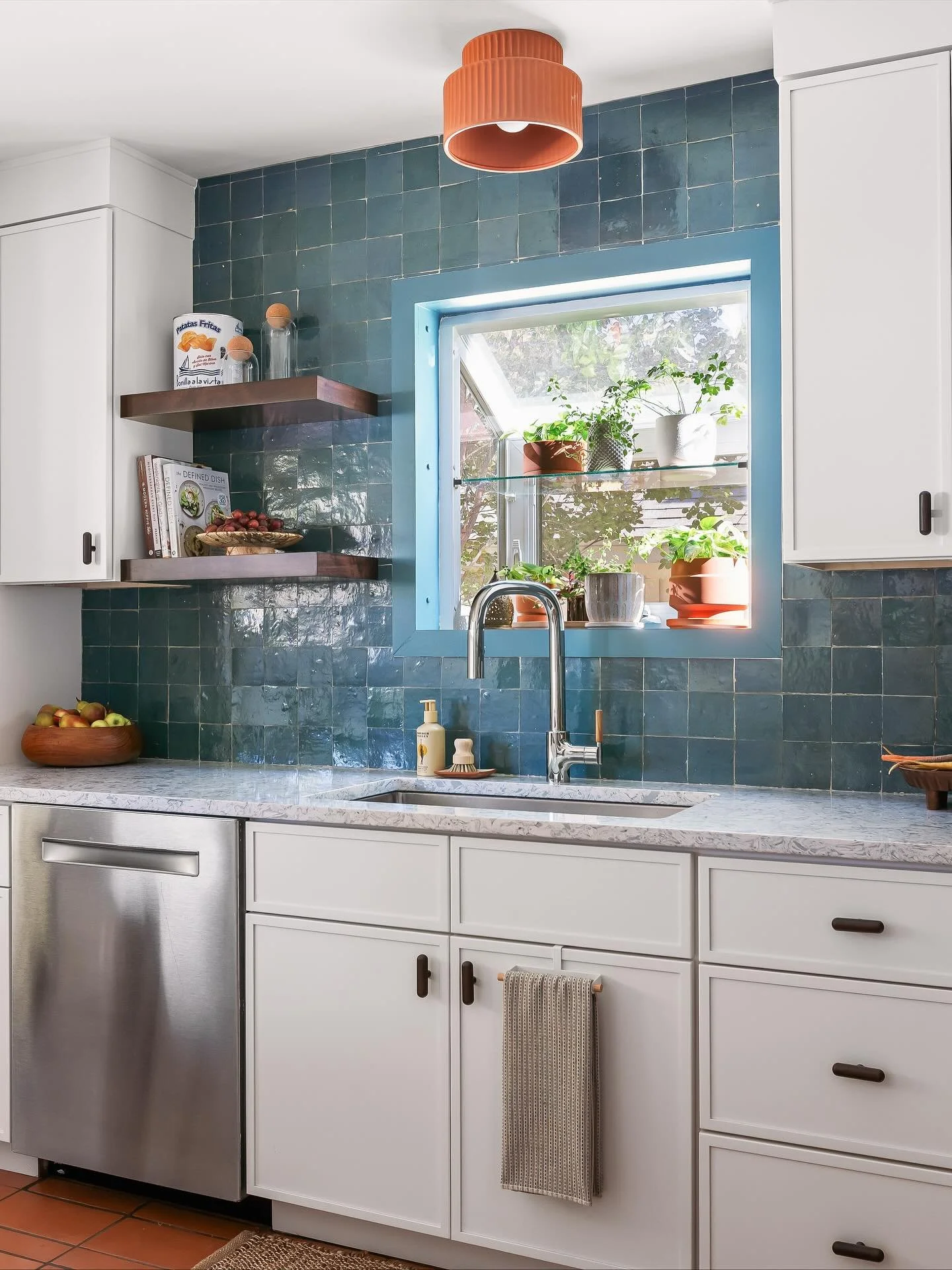 Things that are *chef&rsquo;s kiss* in this kitchen:

 1) how the trim paint matches the tile 
2) the teak handle on the faucet 
3) how the terracotta floor looks lived in
4) the garden window with herbs 
5) the zellige tile color, no notes 

 #jgmod