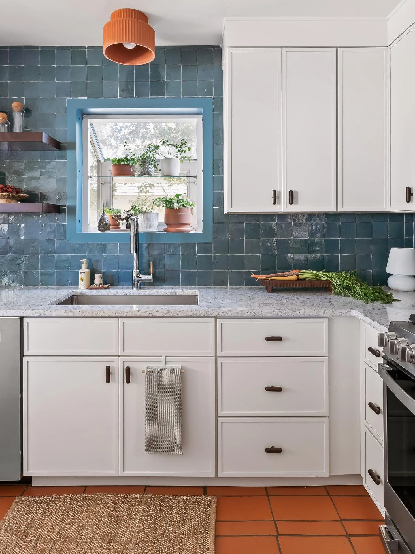 This kitchen is a great example of how you can dress up white cabinets with tile💁🏽&zwj;♀️

The client knew from the start that they wanted terracotta floors. It was just a matter of finding one in the right tone and texture. They also wanted a pop 