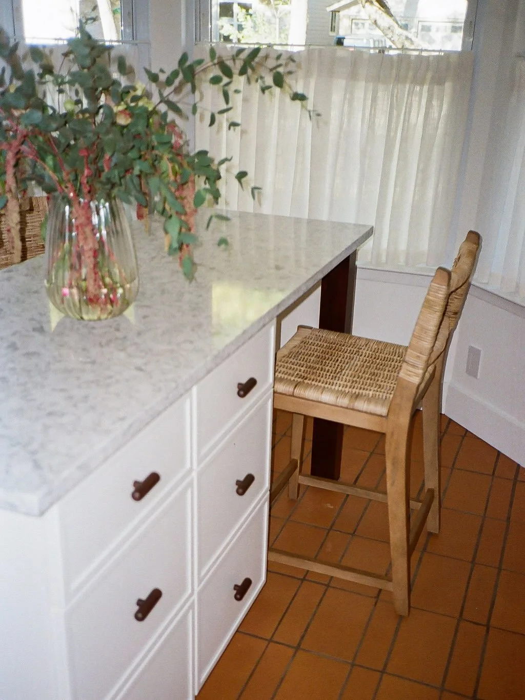 We had just enough width to fit a mini island into the footprint of this kitchen. Here&rsquo;s why the custom upgrade was SO worth it&hellip;

🏝️The clients are no longer constrained to counter space along the perimeter of the room. The island acts 