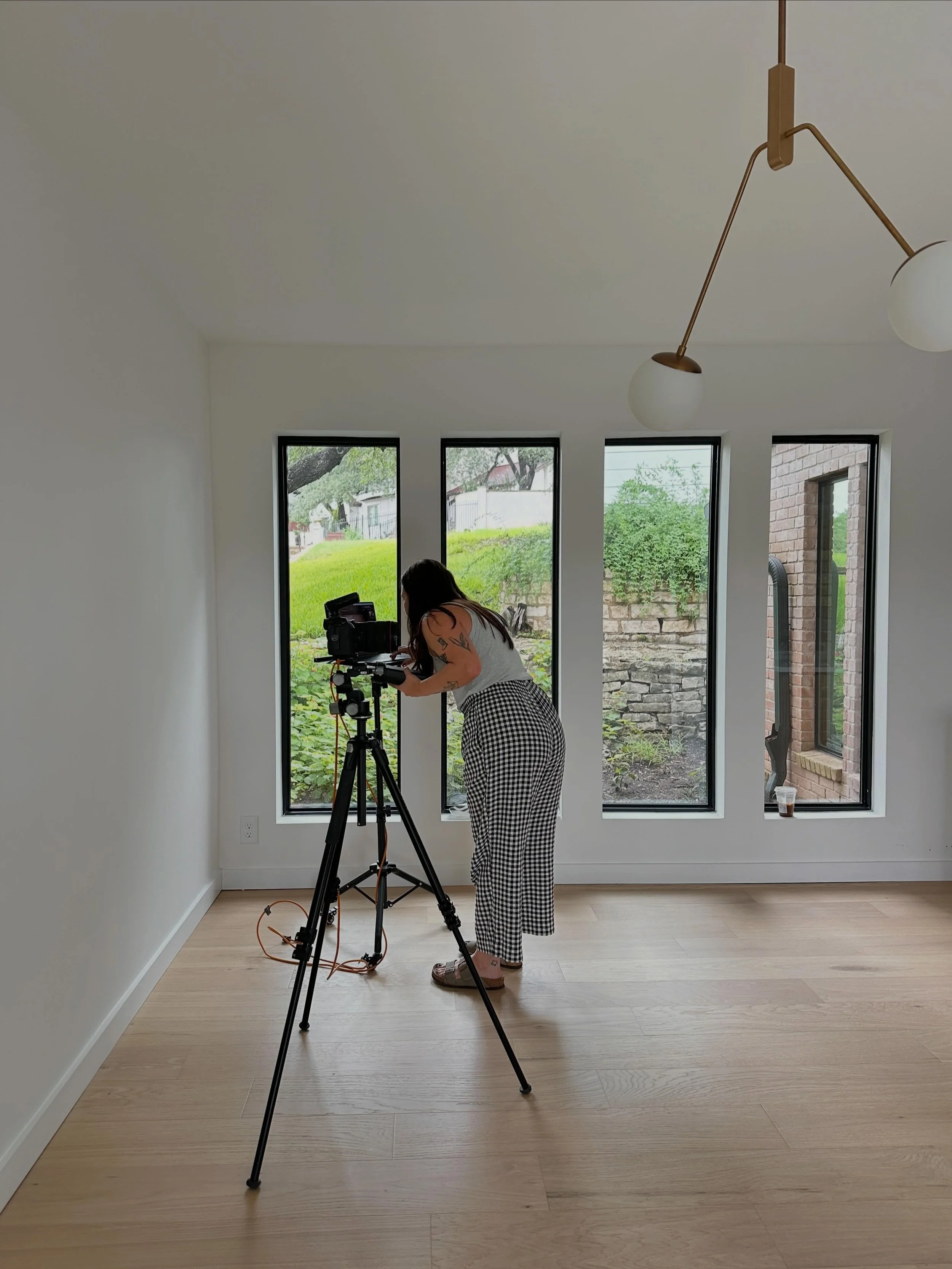 Shoot 1 of 3 this week with @kimjones.photo. We&rsquo;ve got fruit, herbs &amp; floral. The gang&rsquo;s all here🤠

#jg70ssplitlevel 

Keywords:
Austin interior designer, Lockhart interior designer, luxe interiors, kitchen remodel, bathroom remodel,