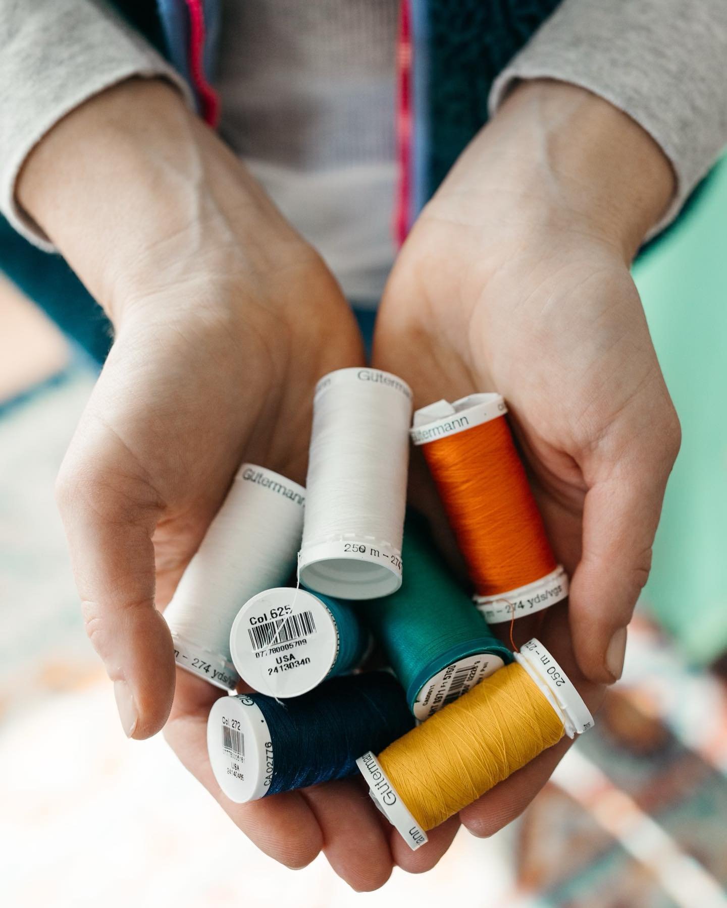 What is it about holding the thread in this way that makes it look so special?  I love how @lindseygracephotography captured the simple beauty of these spools (the unsung heros of every sewing project!) 🧵🪡 My favorite brand for all types of sewing 