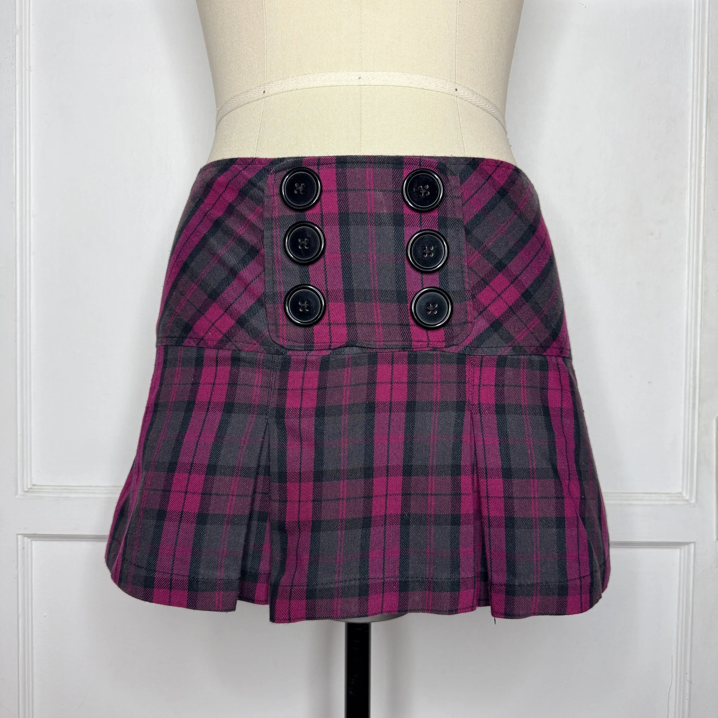 jennyferredplaidminiskirt1.jpg