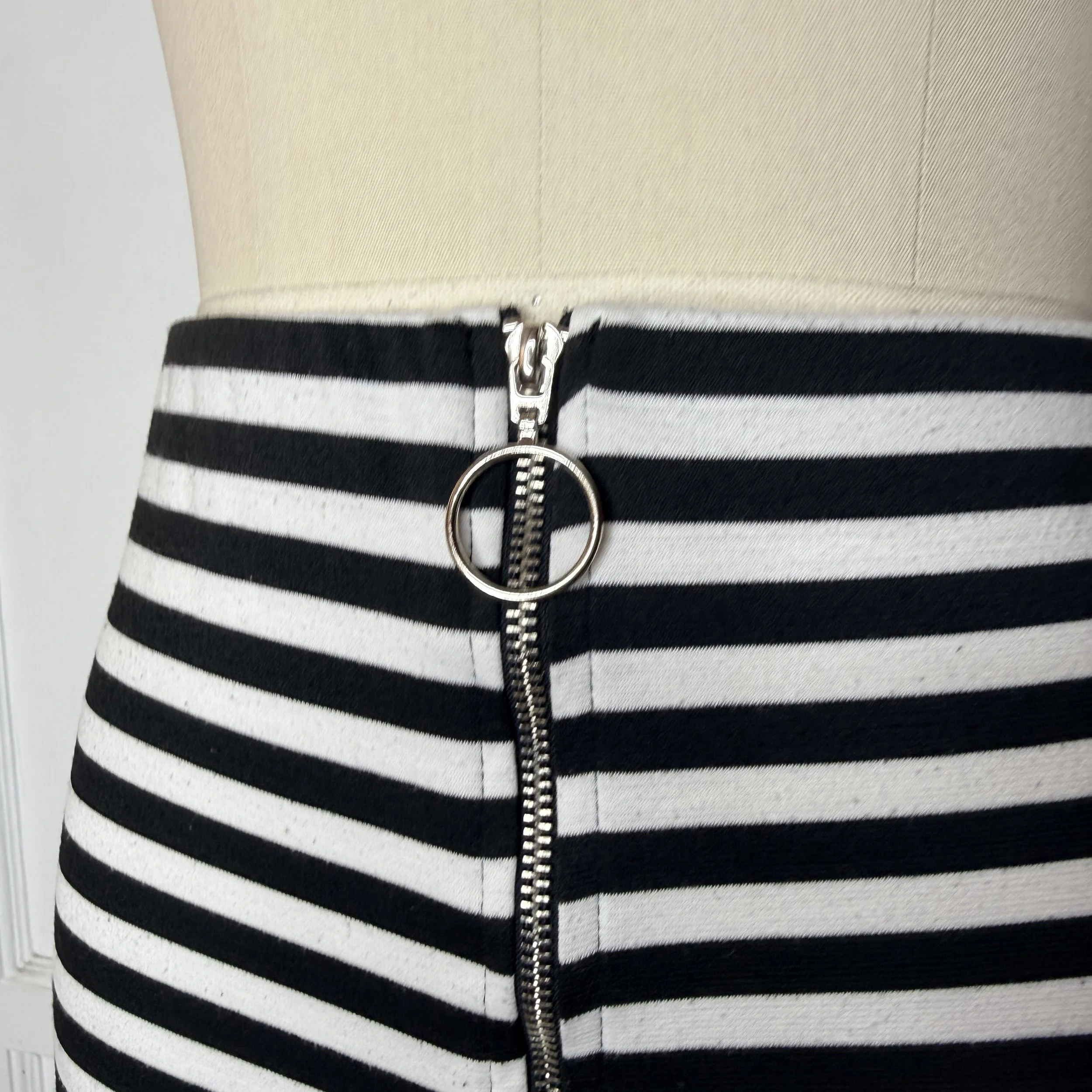 silhouettestripeminiskirt2.jpg