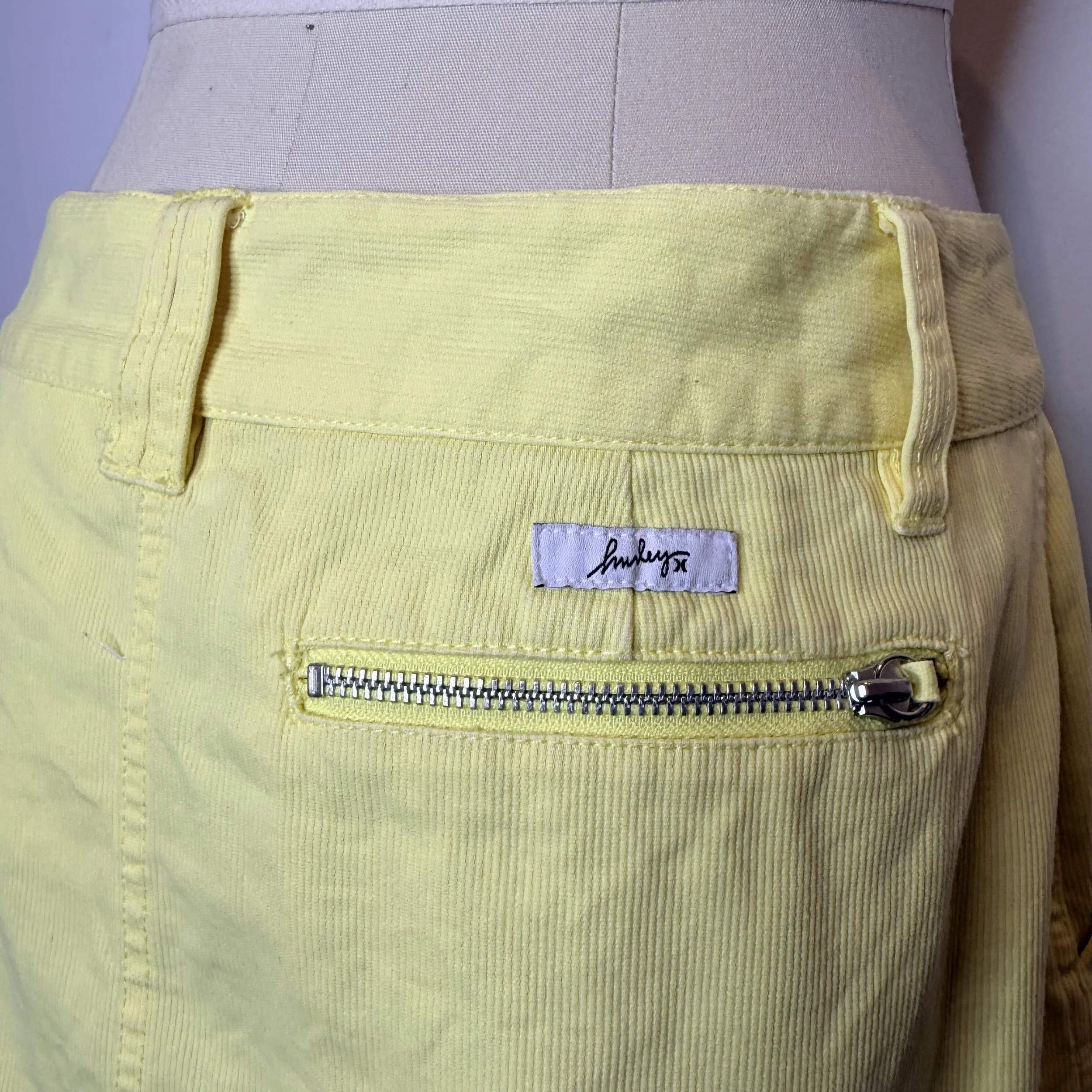 hurleyyellowminiskirt5.jpg