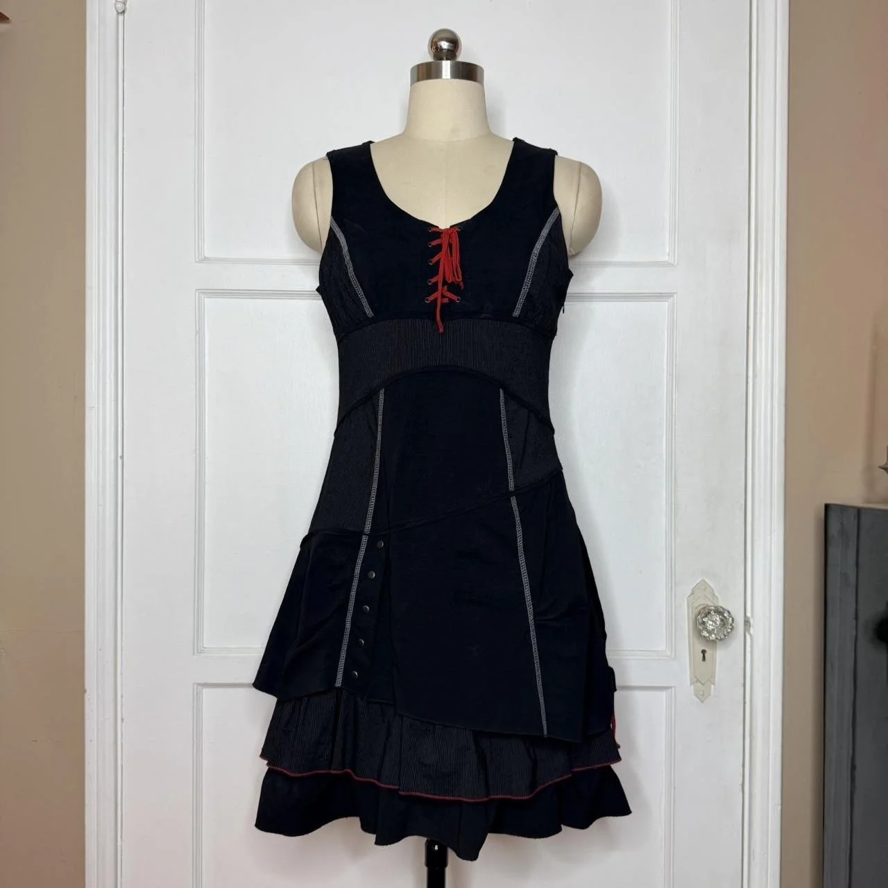 cachecacheblackandreddress1.JPG