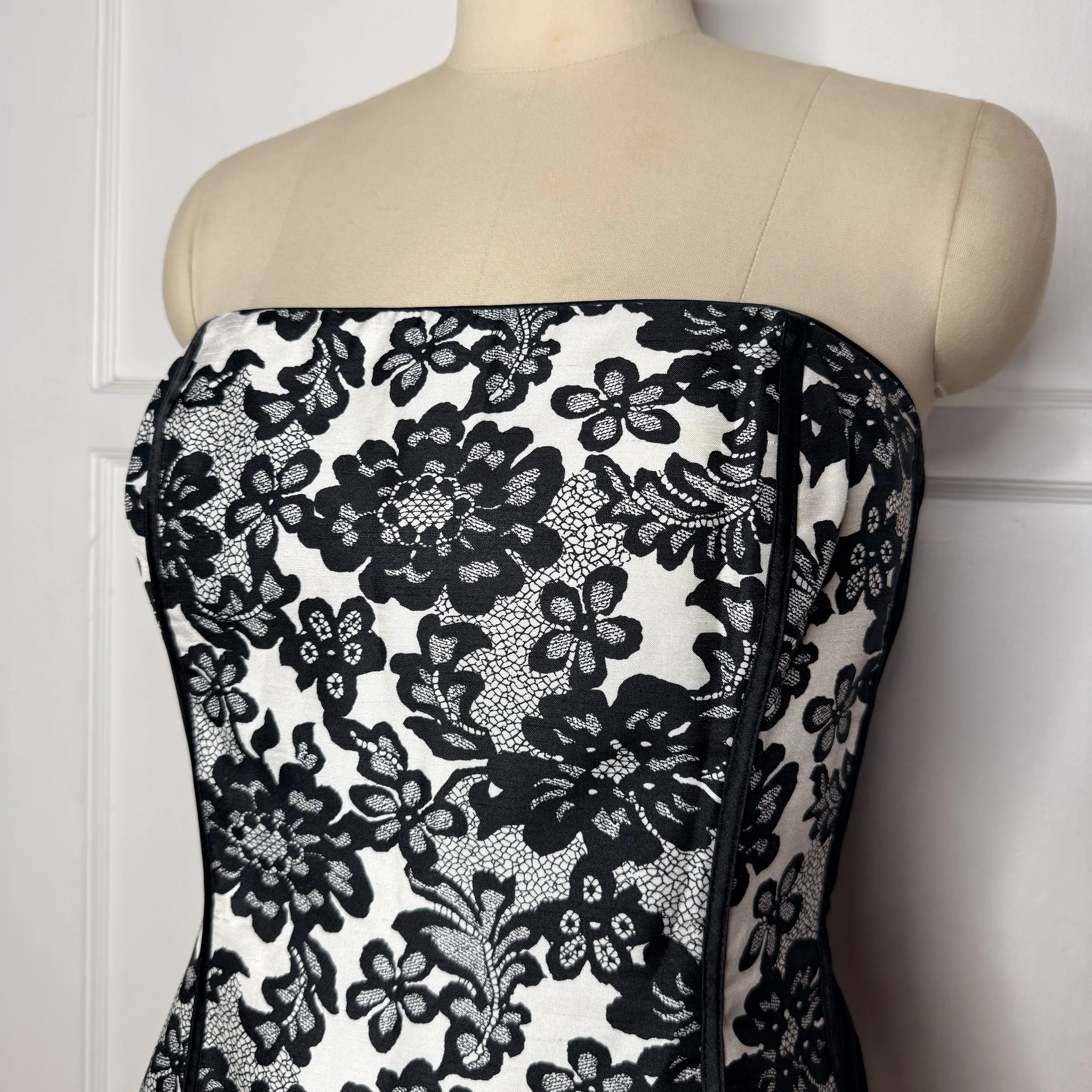 whitehouselaceprintcorset2.jpg