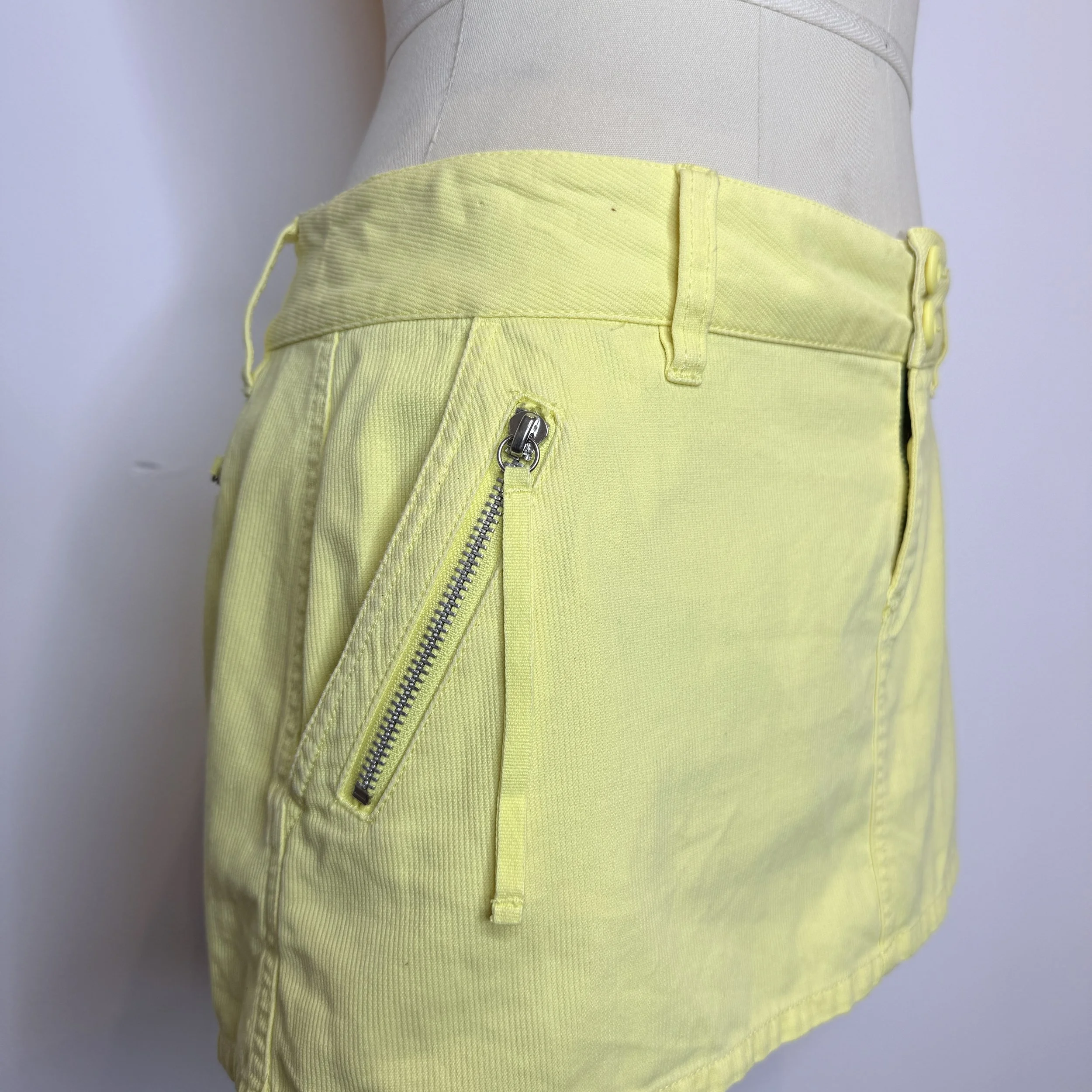 hurleyyellowminiskirt3.jpg