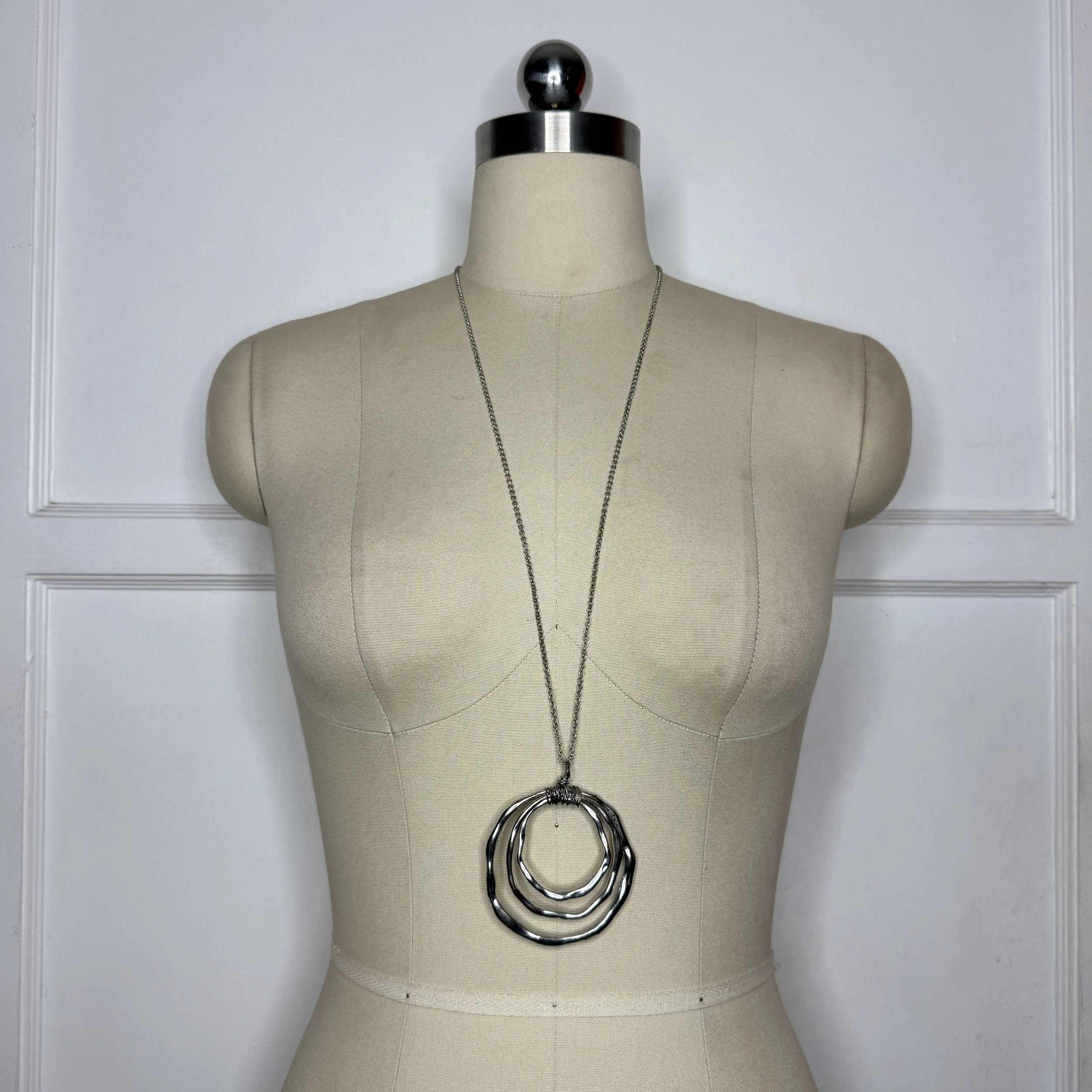 silvertripleringnecklace1.jpg