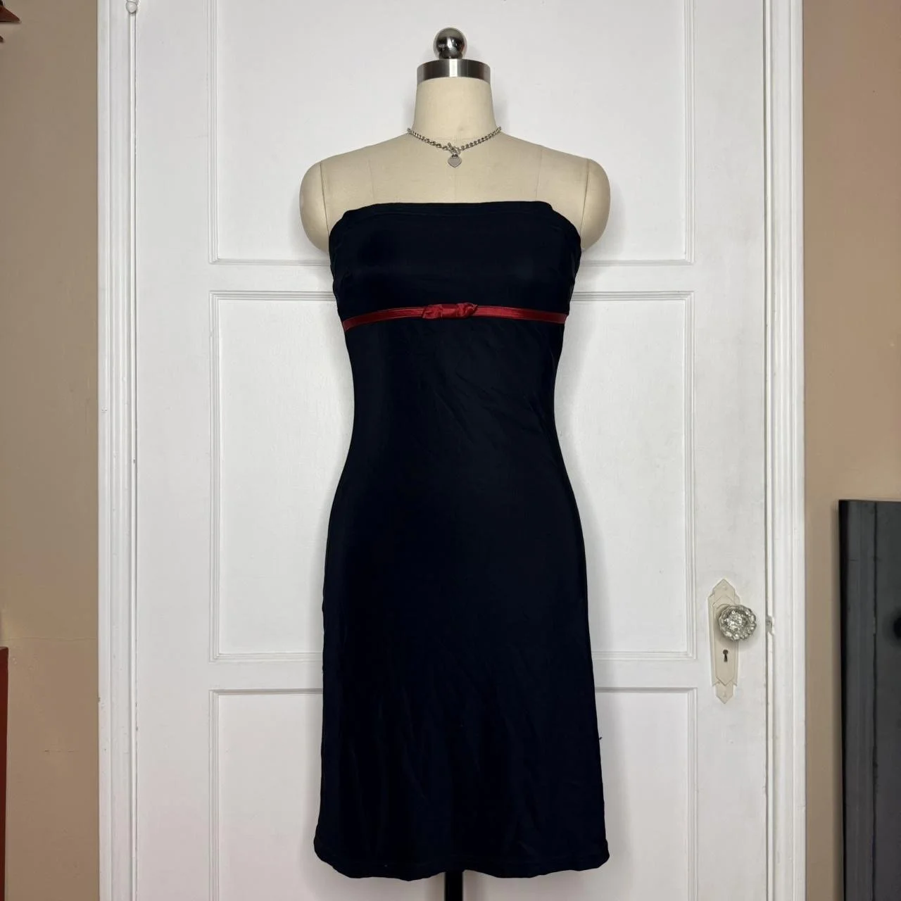 inblackredmididress1.JPG