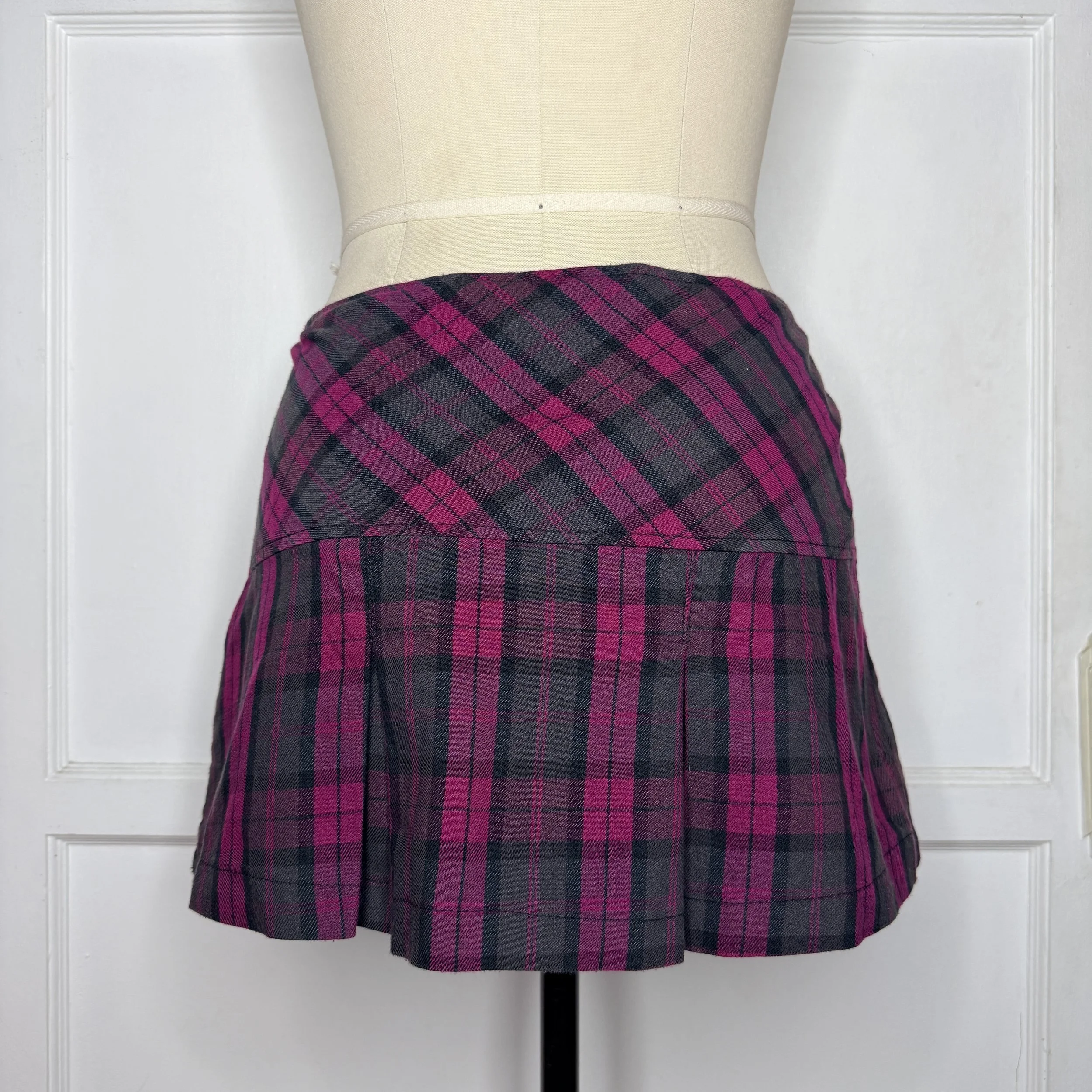 jennyferredplaidminiskirt4.jpg