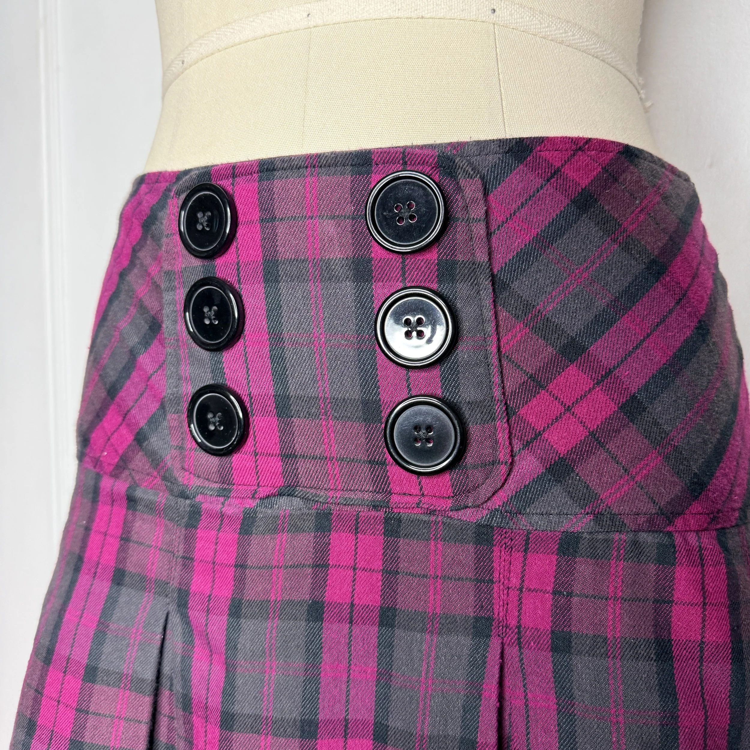 jennyferredplaidminiskirt2.jpg