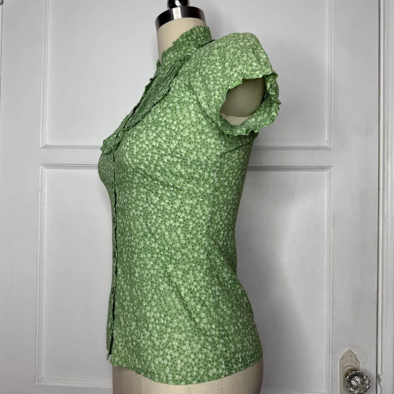 charlotterussegreenpuffsleevetop3.JPG