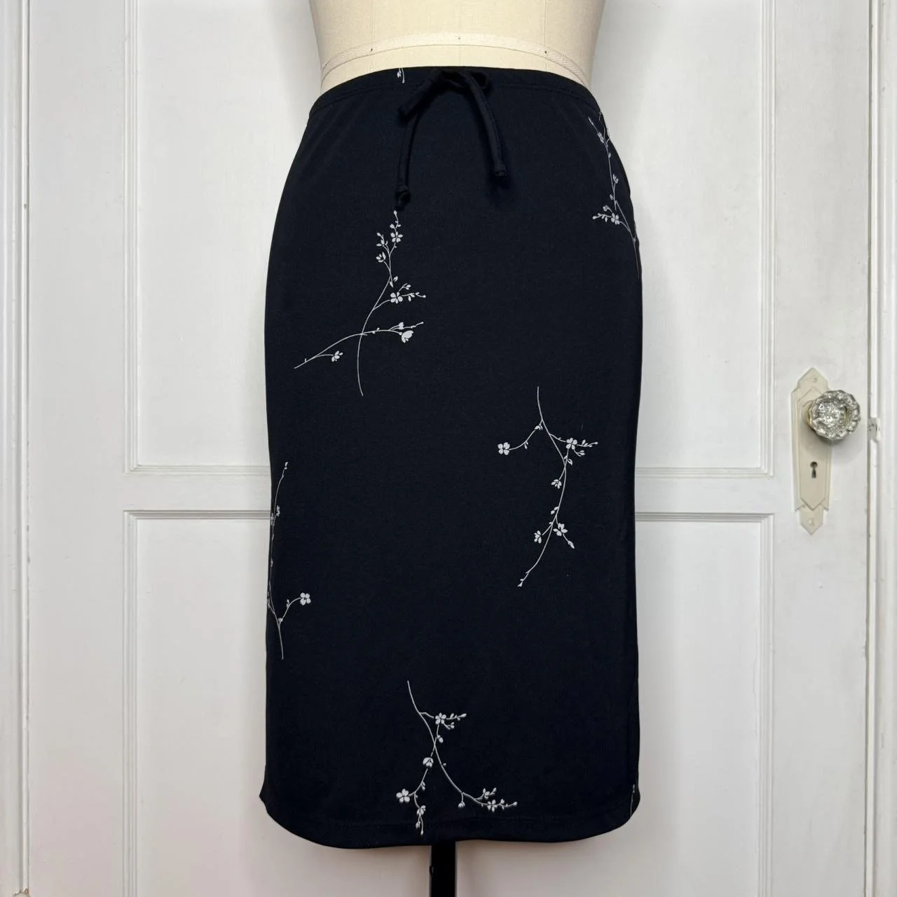 be2beblackfloralmidiskirt1.JPG