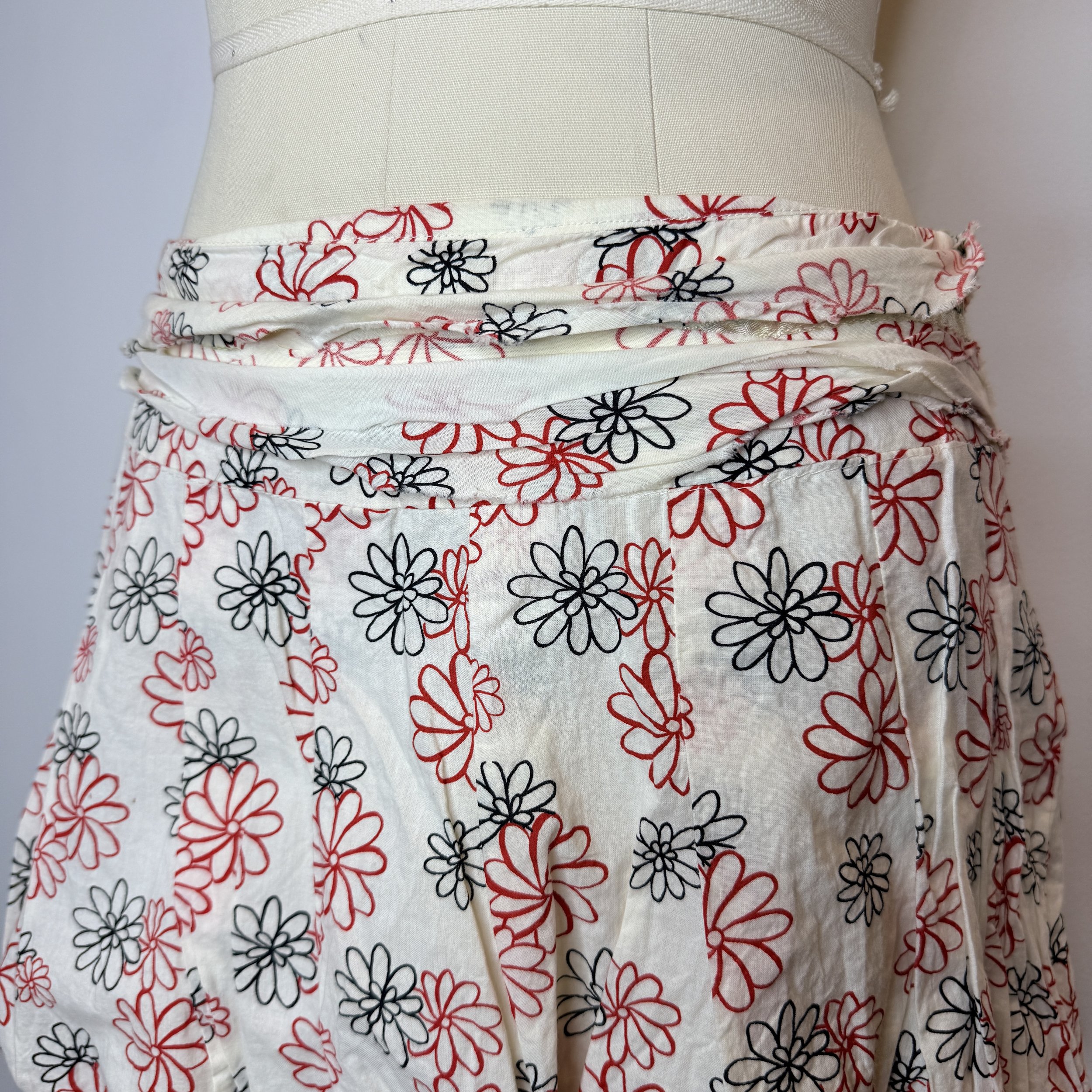 f21whitefloralminiskirt2.jpg