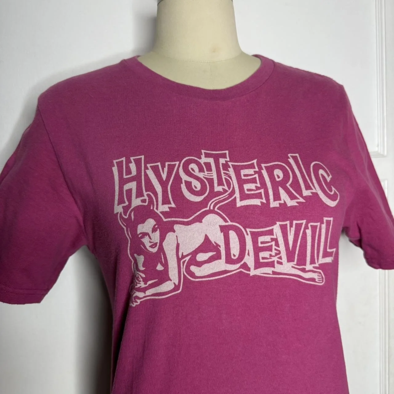 hystericpinkdeviltee2.JPG