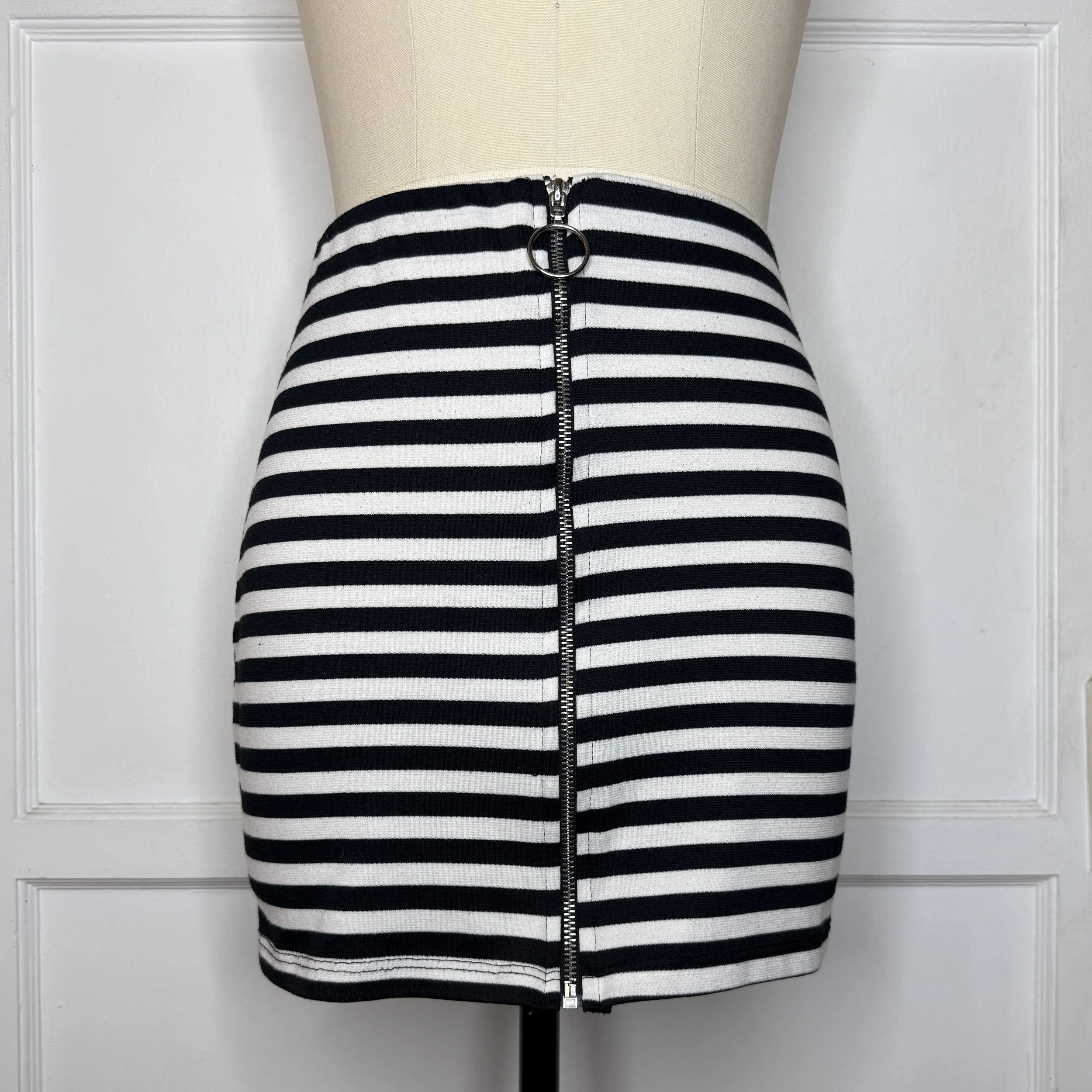 silhouettestripeminiskirt1.jpg