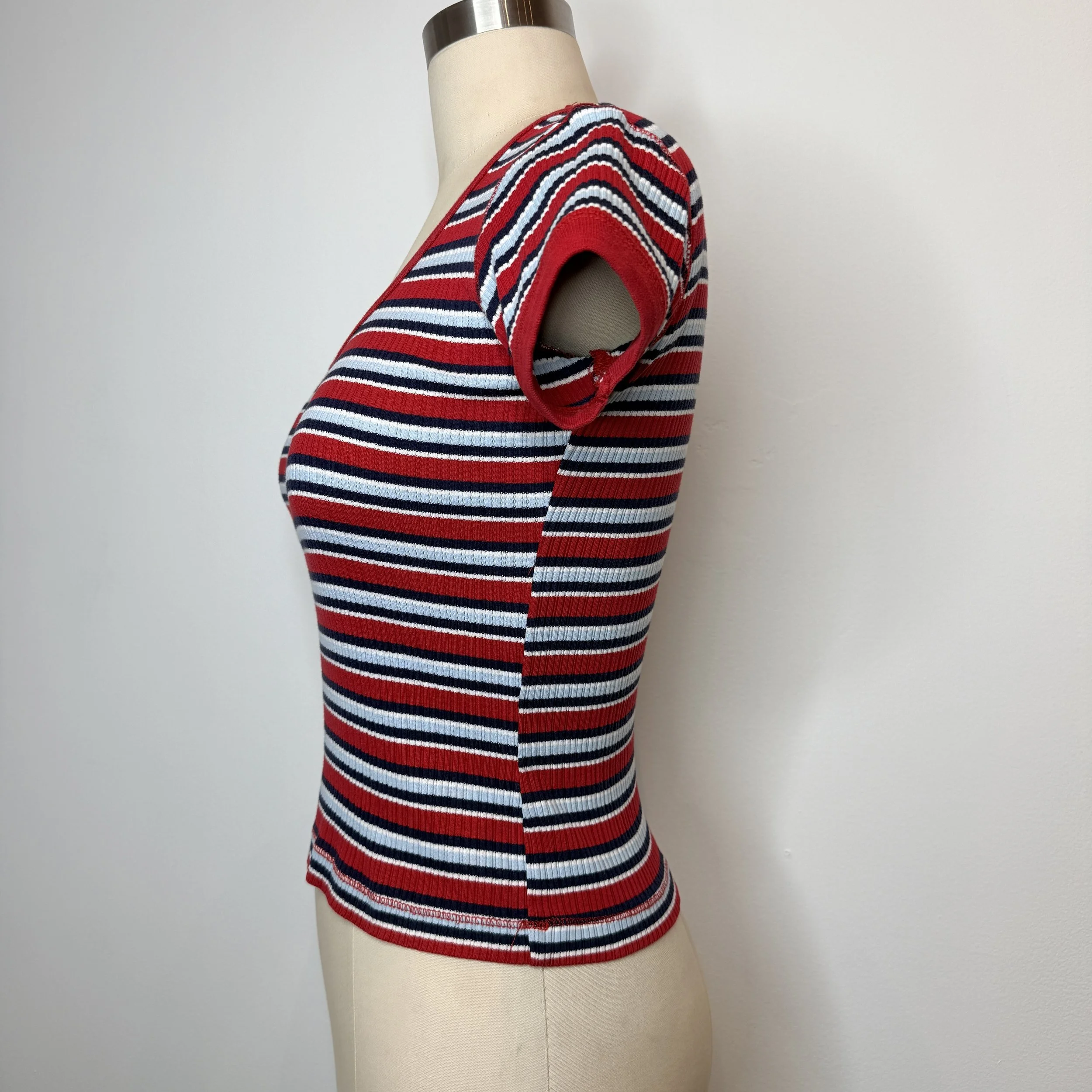 joujouredbluestripetop3.jpg