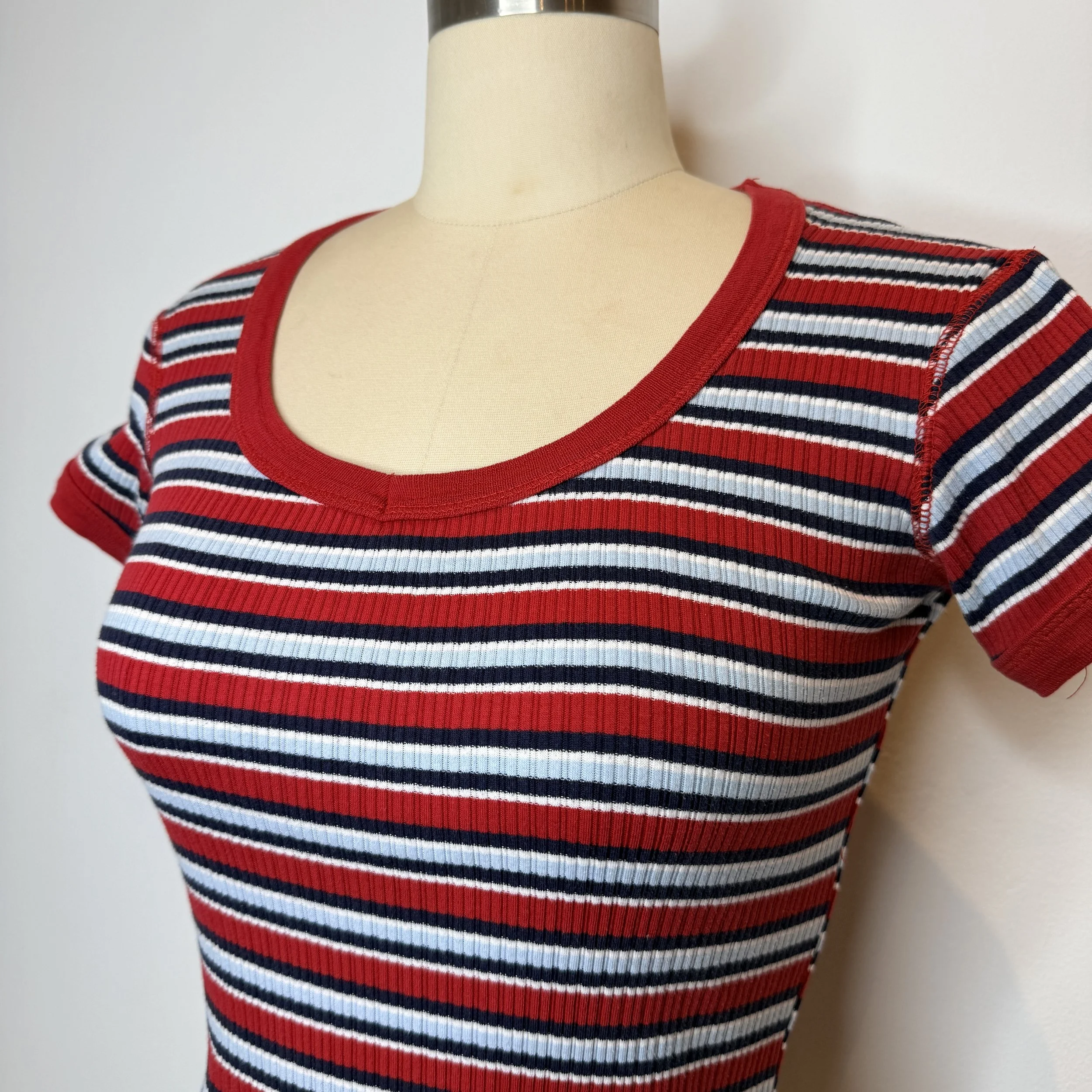 joujouredbluestripetop2.jpg