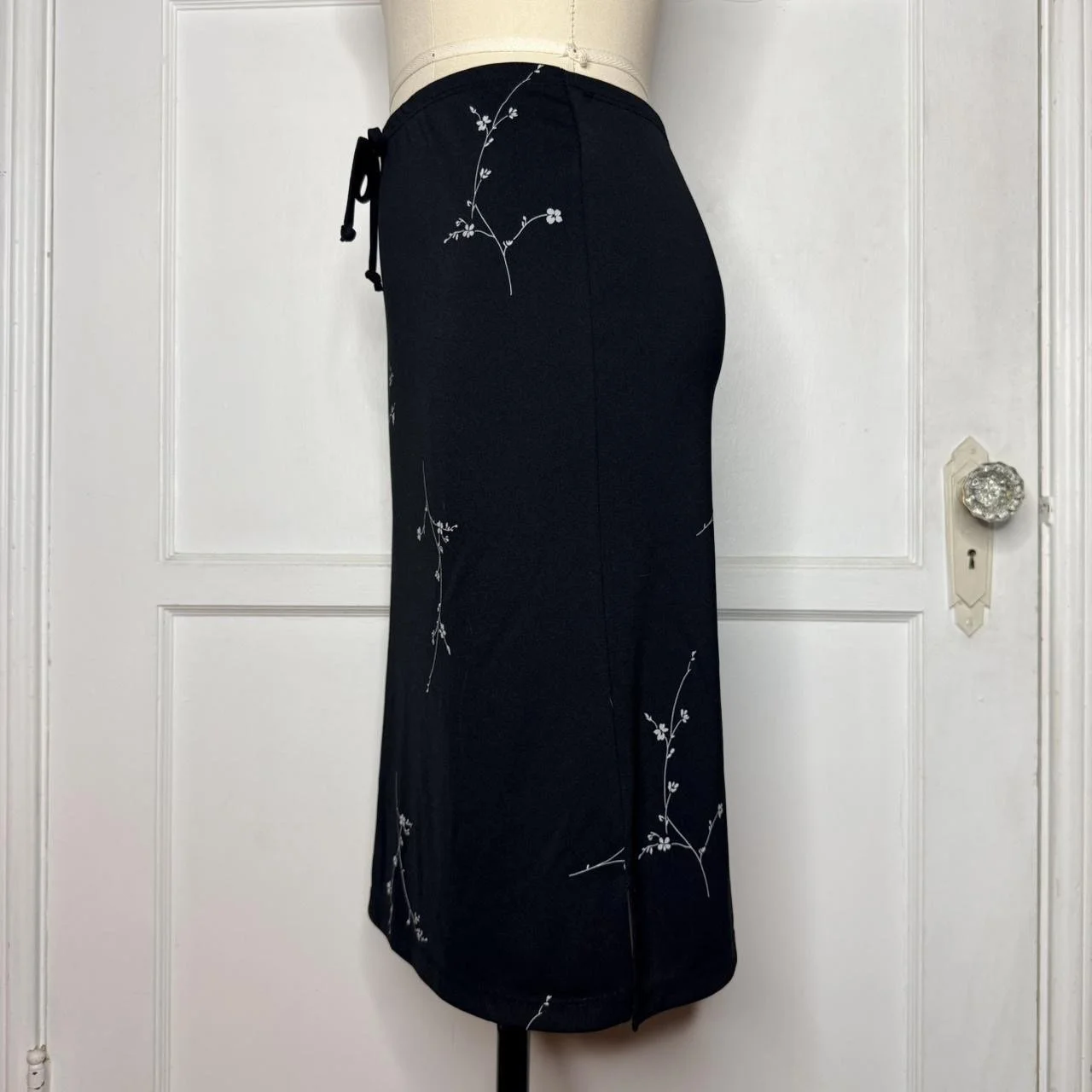 be2beblackfloralmidiskirt4.JPG