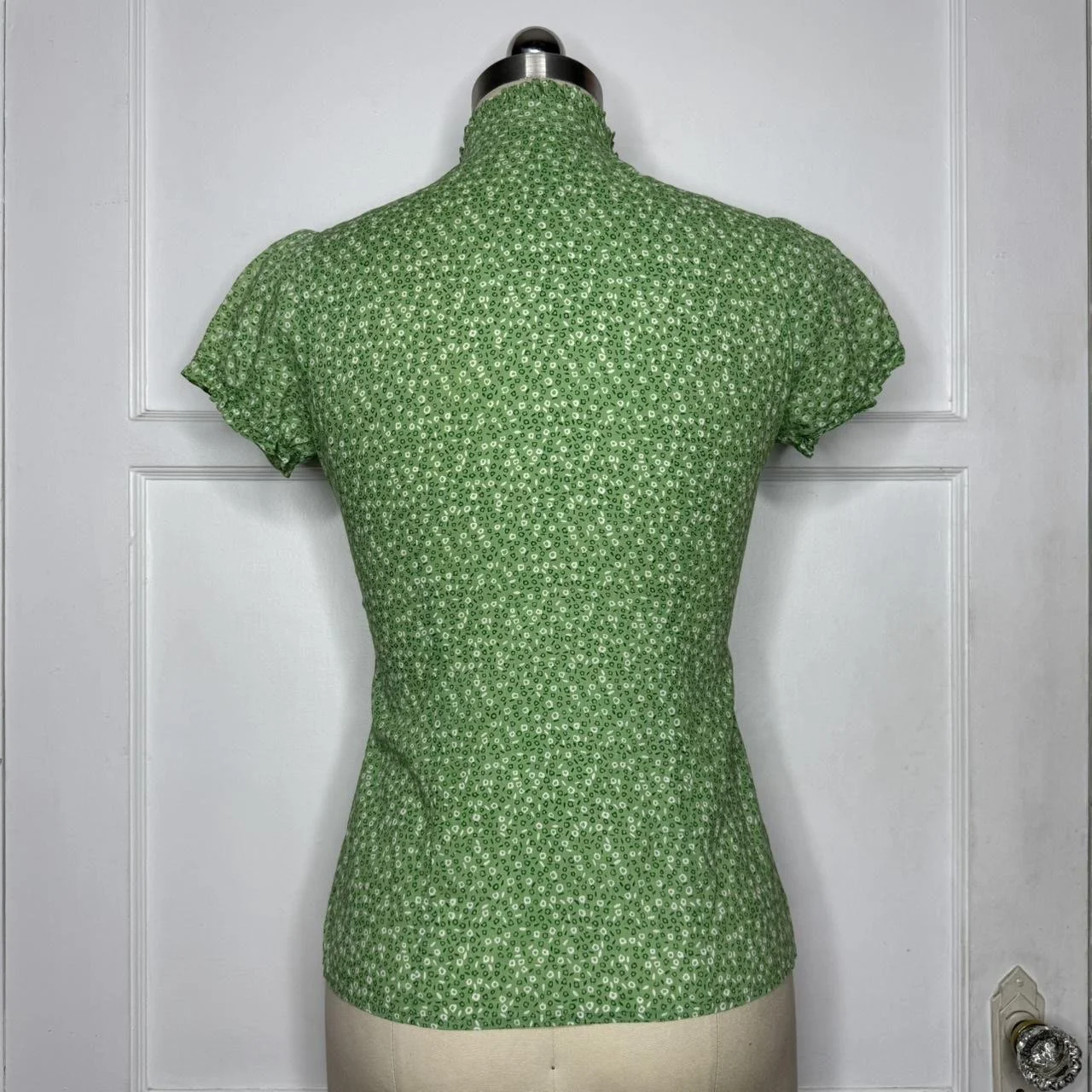 charlotterussegreenpuffsleevetop4.JPG