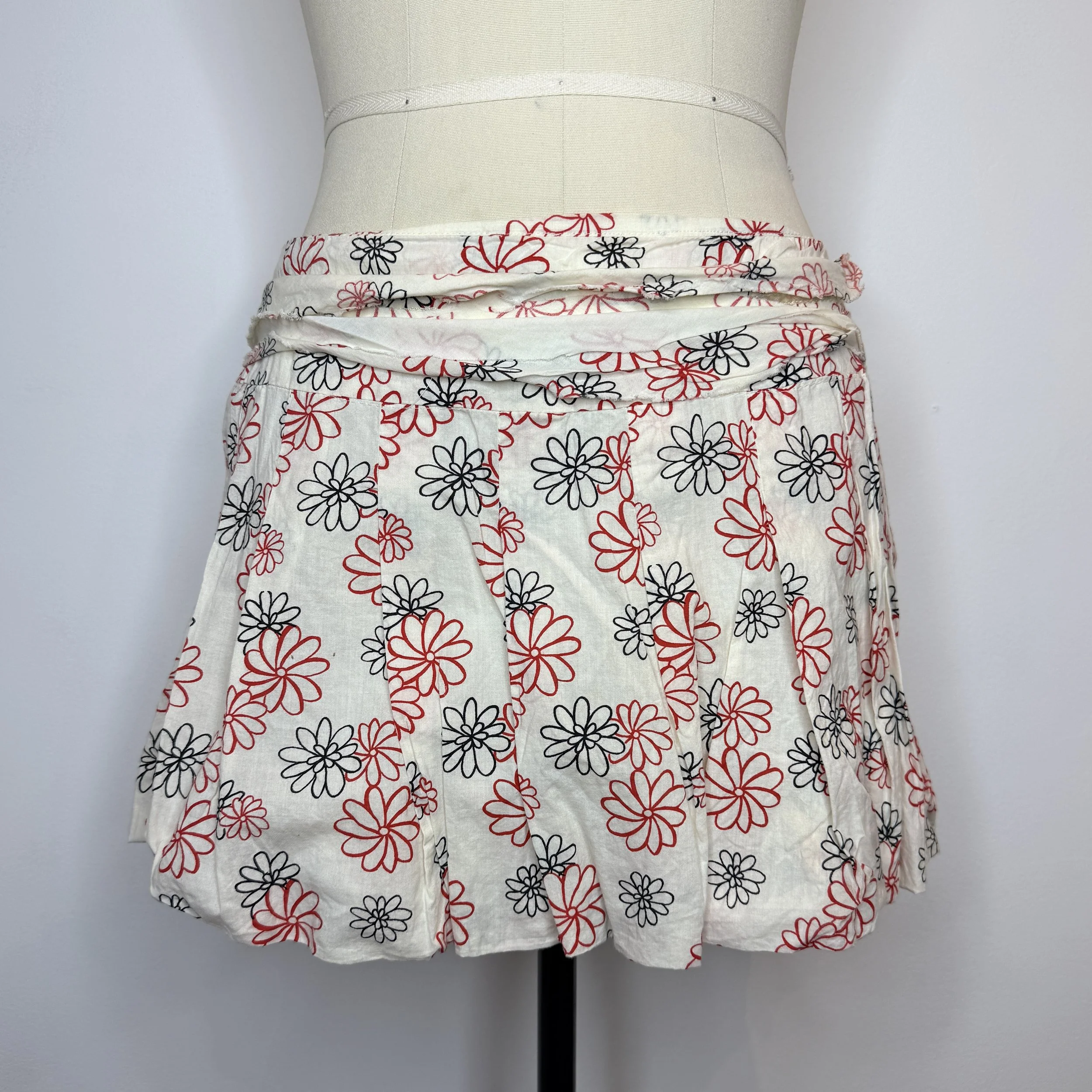 f21whitefloralminiskirt1.jpg