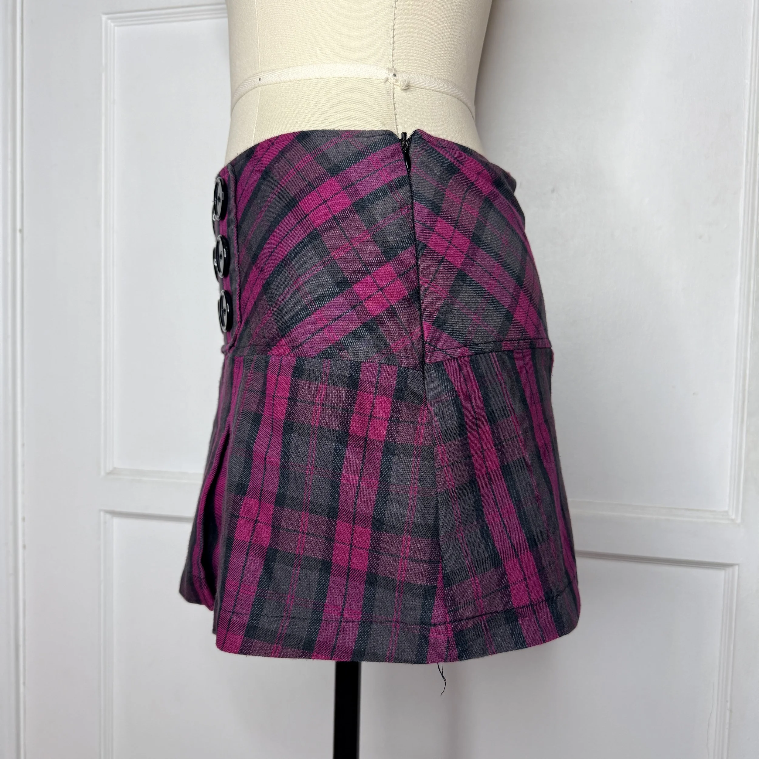 jennyferredplaidminiskirt3.jpg