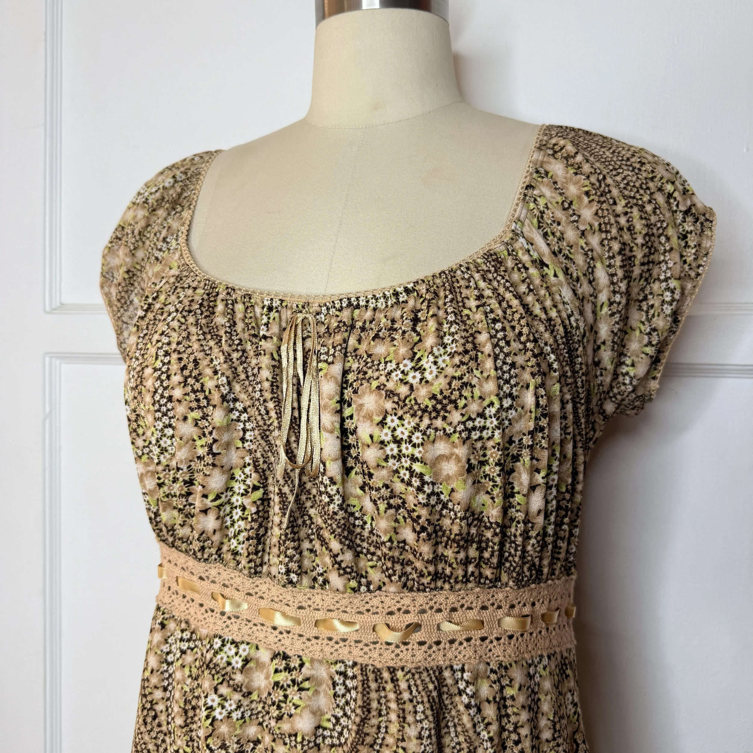 Q&Abeigefloraldress2.jpg