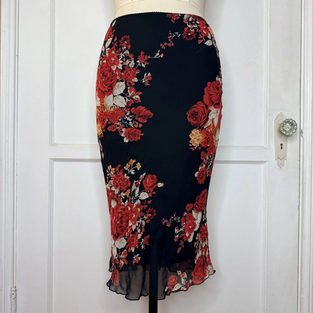 f21blackfloralmidiskirt1.JPG