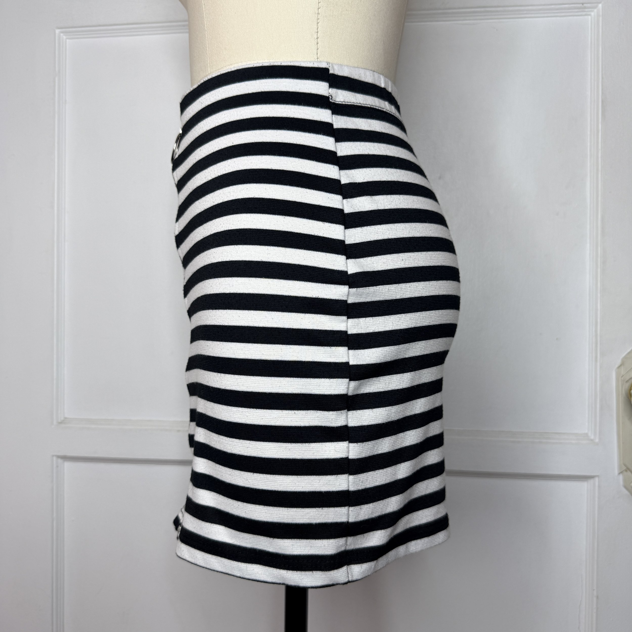 silhouettestripeminiskirt3.jpg