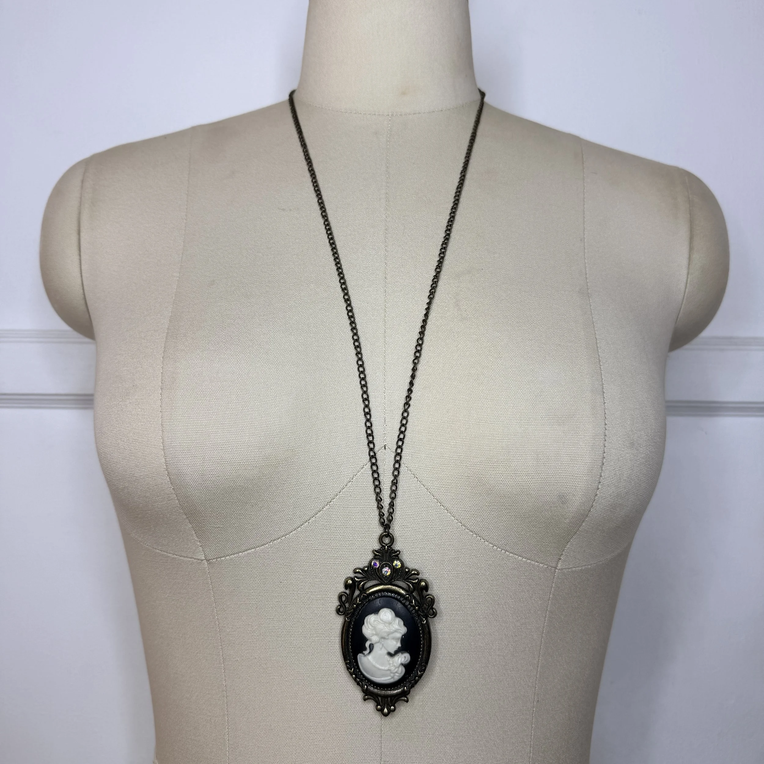 blackwhitecameonecklace3.jpg