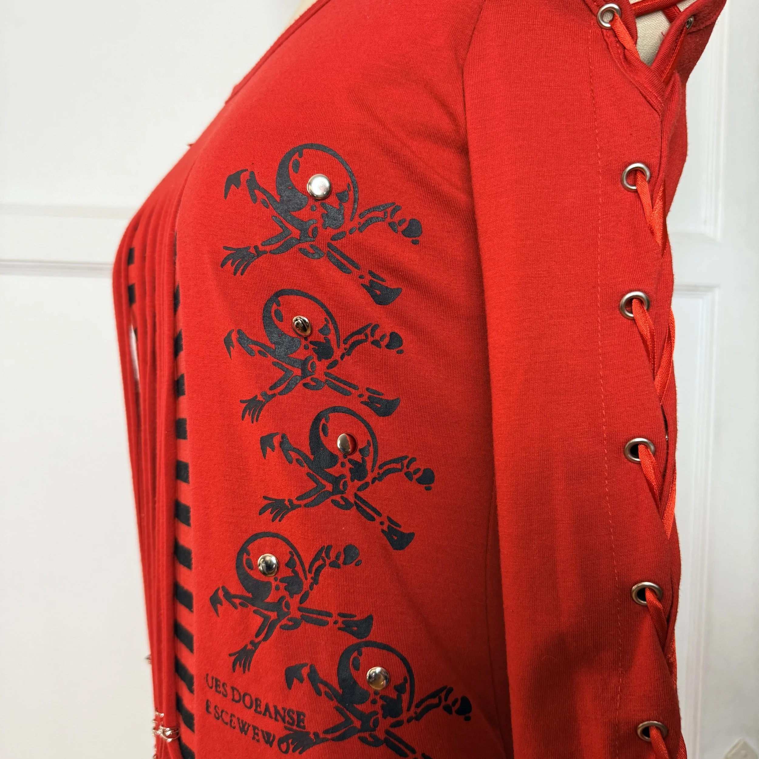 toumairedskulllaceuptee4.jpg