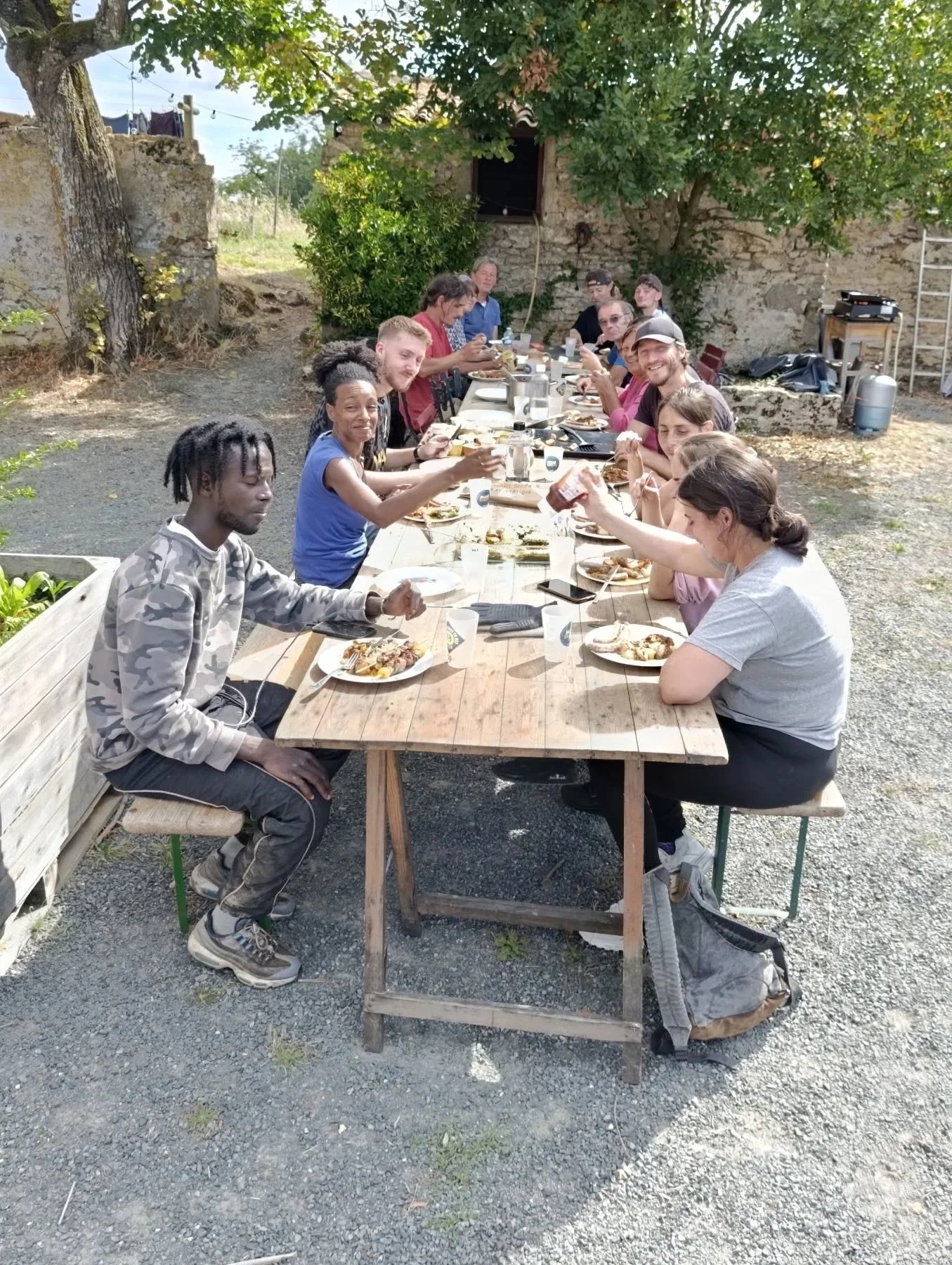 Je vous pr&eacute;sente : Ali, Salom&eacute;, Roan, Pierre, Julie, Marc, Annie, Lilou, Luno, Ren&eacute;, Justine, Alexandre, Brigitte, M&eacute;lanie, &Eacute;lodie et Meghan.
La belle &eacute;quipe de vendangeurs 2025, en plus de Fran&ccedil;ois, n