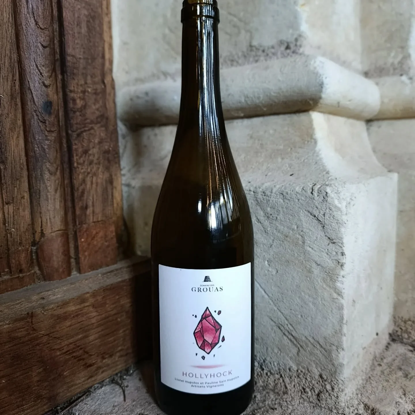 Nos vins : les rouges 

_Hollyhock : assemblage de cabernet sauvignon et franc, 2024, 9 mois d'&eacute;levage en cuve inox

_Les Bergeons : cabernet franc sur gr&egrave;s rose, grappe enti&egrave;re, 2022, 9 mois d'&eacute;levage en cuve inox

_Metam