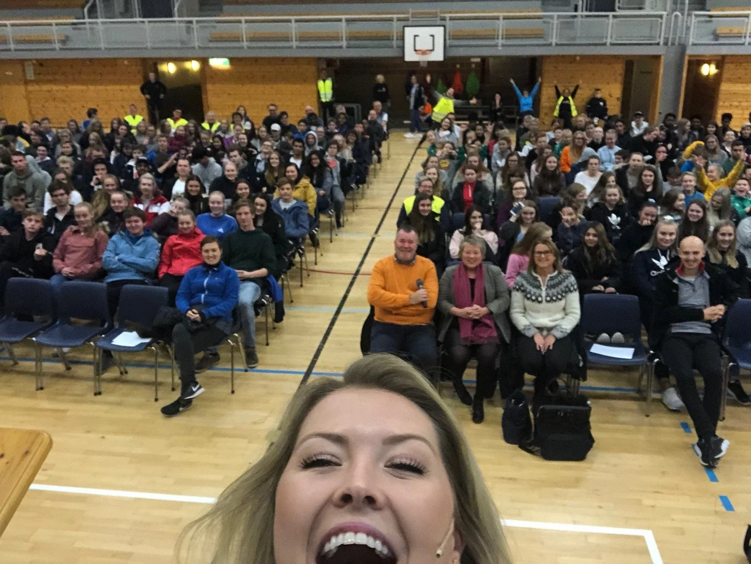 Glad jente foran folkemengde