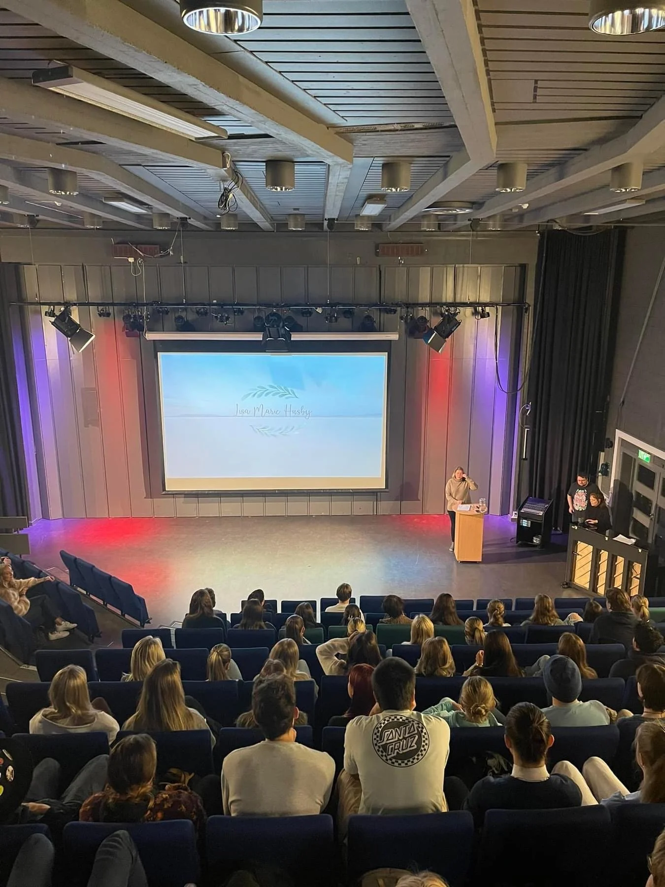 Foredragsholder foran stort publikum