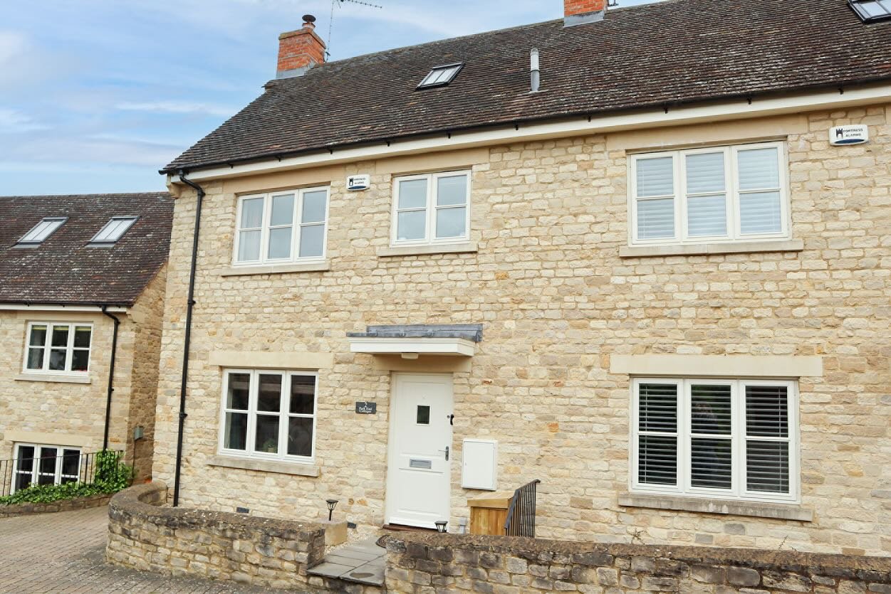 FOR SALE - Park End Cottages, Bladon 📍 

⭐️ &pound;595,000

A desirable three-bedroom modern cottage situated within the highly favourable West Oxfordshire village of Bladon. Benefiting from the ample living space that is placed over three floors. A