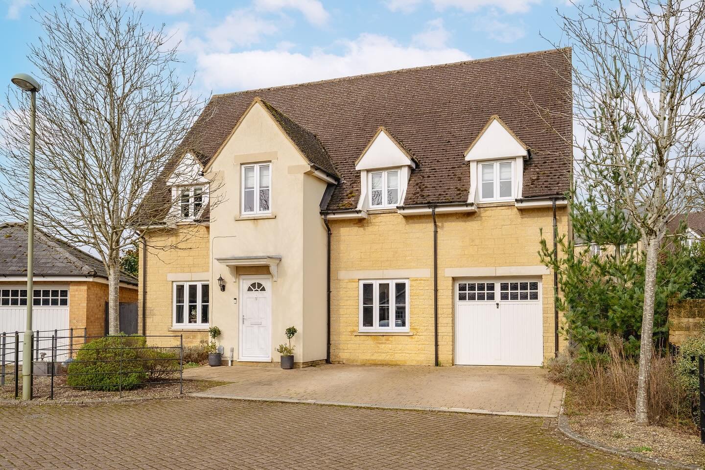 FOR SALE - Fowlers Court, Chipping Norton📍

Located in the bustling town of Chipping Norton, this five-bedroom detached home is situated within a modern development and offers ample living space for a comfortable and spacious lifestyle.

Whether you