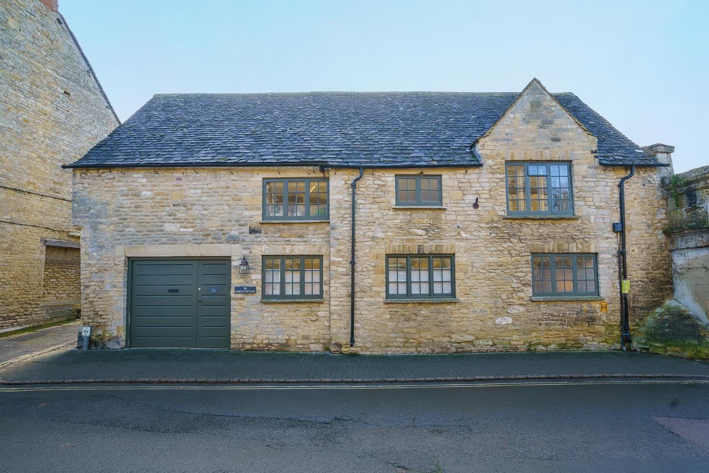 FOR SALE - Park Street, Woodstock 📍 

This one-of-a-kind property is now available and being offered to the open market. Situated in a more secluded part of town, North Cottage is a beautiful detached property set in its own private walled garden, e