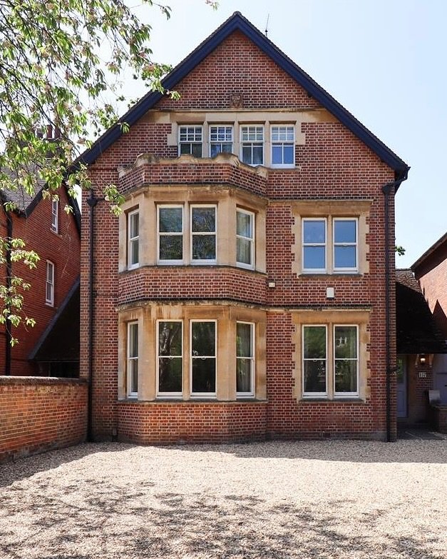 Woodstock Rd, North Oxford📍

A rare opportunity to acquire a design-led home built by H.W.Moore - this six bedroom property sits in prime location within North Oxford! 

Contact us today to arrange a viewing. 

#manoroxford #northoxford #oxford #woo