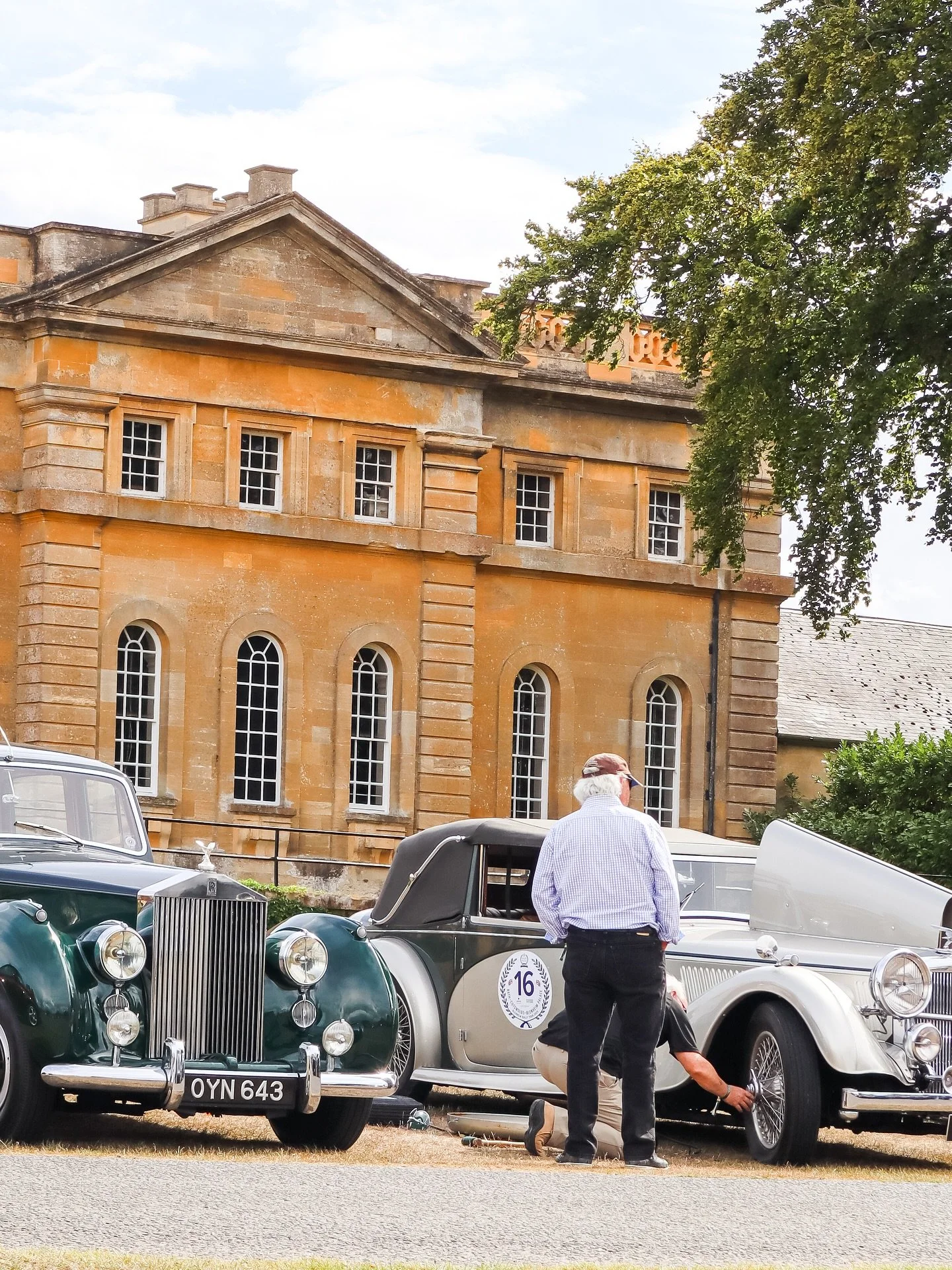 Enjoying Salon Priv&eacute; this week in Woodstock ✨

#manor #salonpriv&eacute; #blenhiempalace #woodstock #salonpriv&eacute;woodstock #luxurycars #classiccars