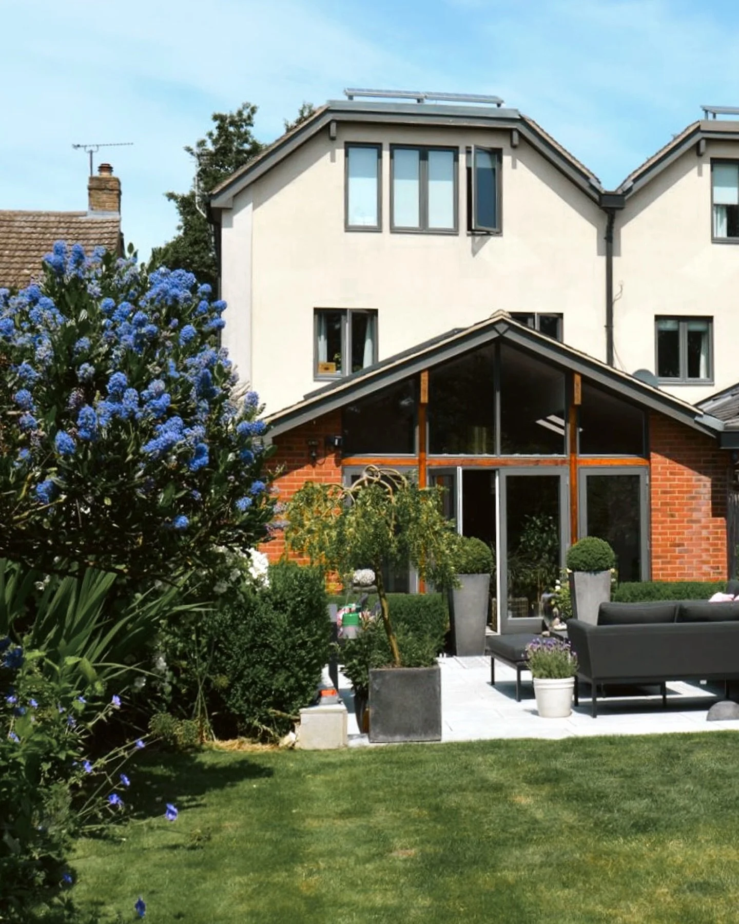 Swipe to see our latest North Oxford listing ➡️

This impressive five-bedroom home provides convenient access to excellent transport connections, local amenities, and highly-rated private and state schools.

Get in touch today to find out more and ar
