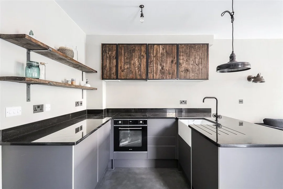 Summertown style 👀

A charming ground floor apartment with private garden available to rent, just steps away from the sought-after Summertown High Street! 

Contact us today to arrange your viewing! 

#manoroxford #oxford #summertown #summertownprop
