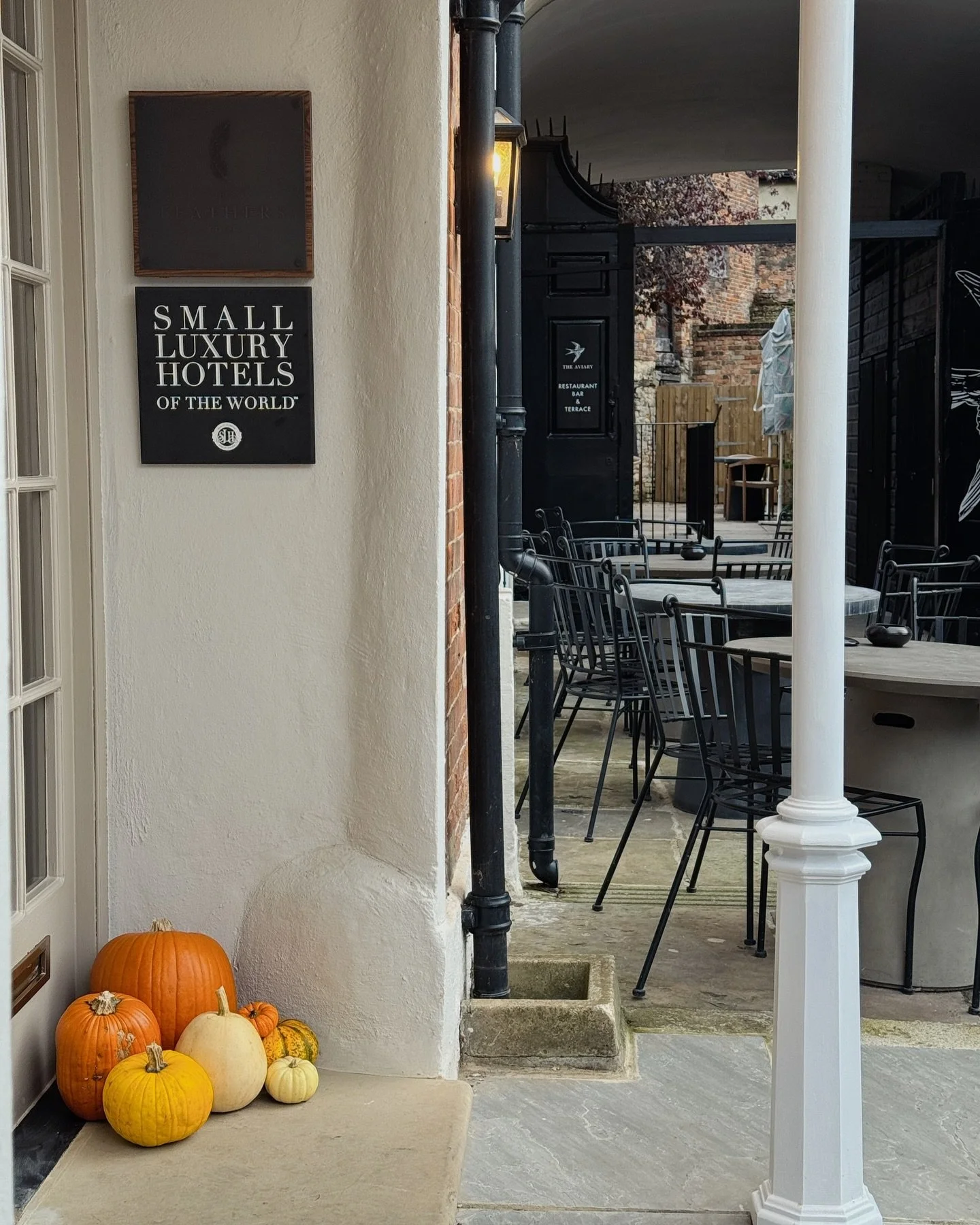 October 🍂🤎

If you&rsquo;re looking to buy, sell, or simply explore what&rsquo;s possible in this beautiful part of the world, we&rsquo;d love to help you! 

#manoroxford #cotswolds #cotswoldsliving #daylesford #blenhiempalace #coveredmarketoxford 