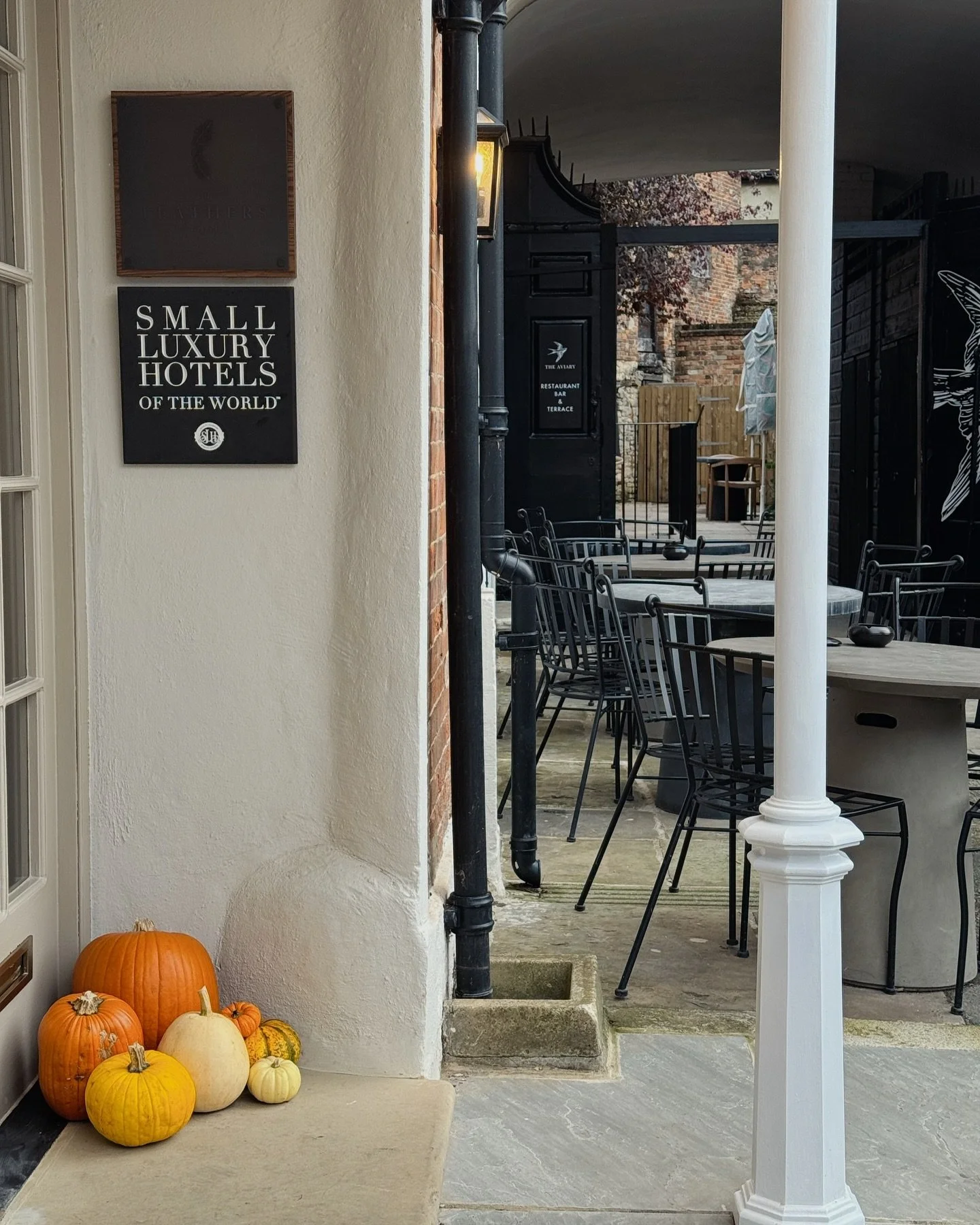 October 🍂🤎

If you&rsquo;re looking to buy, sell, or simply explore what&rsquo;s possible in this beautiful part of the world, we&rsquo;d love to help you! 

#manoroxford #cotswolds #cotswoldsliving #daylesford #blenhiempalace #coveredmarketoxford 