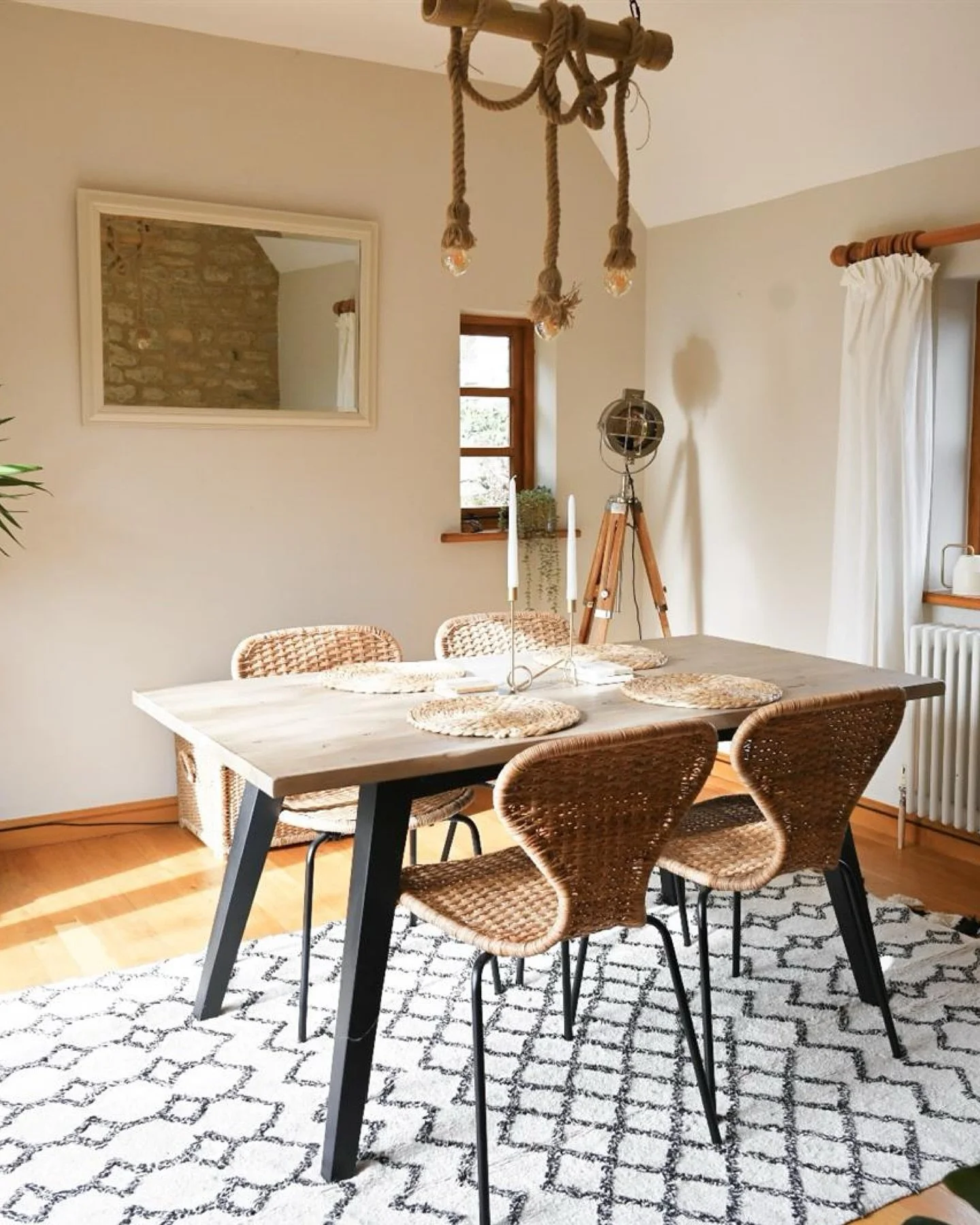 Swipe to see our latest rental opportunity ➡️

A charming two-bedroom  Grade ll listed cottage arranged over two floors that has been extended to provide flexible accommodation, whilst retaining many of the original features. 

#manoroxford #oxford #