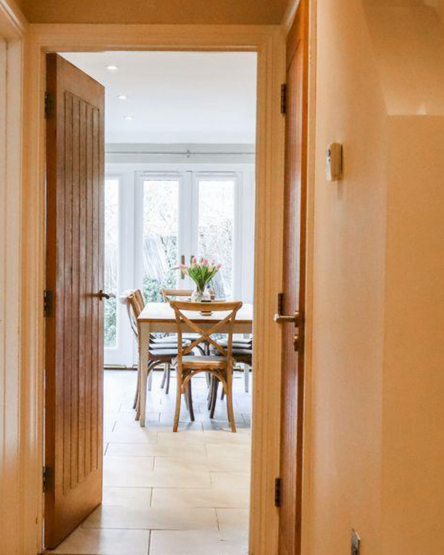 Step inside our latest listing 👀&hellip;

Set within the heart of this highly sought-after West Oxfordshire village, this beautifully proportioned three-bedroom home combines generous living with timeless stone-built charm. 

#Manor #Cotswolds #Blad