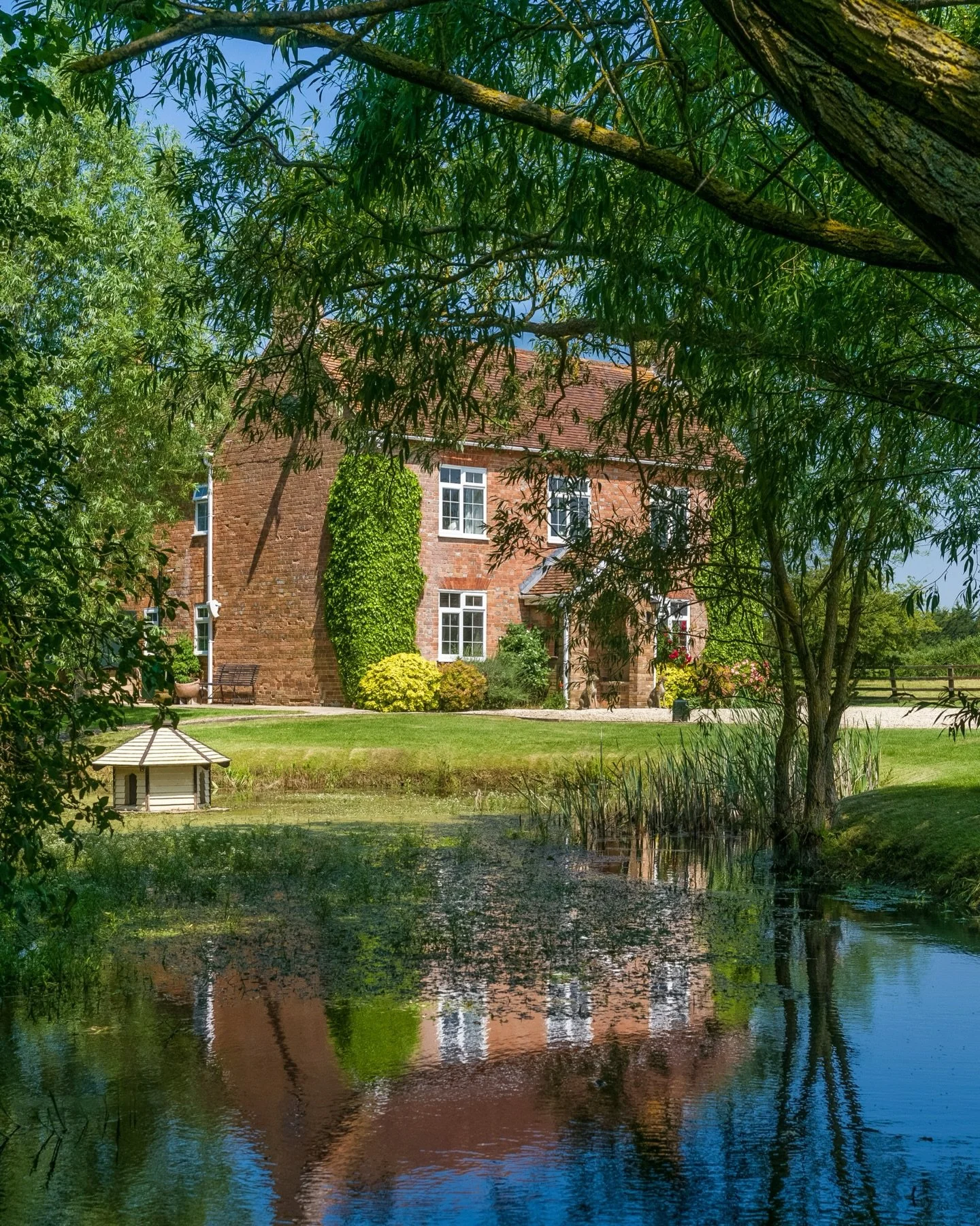 New listing, Murcott📍

Stunning four-bedroom farmhouse set in approx. four acres with far-reaching countryside views 🌿

Featuring a traditional Aga kitchen, beautiful entertaining spaces, private moat, and equestrian facilities 🐎

Peaceful rural l