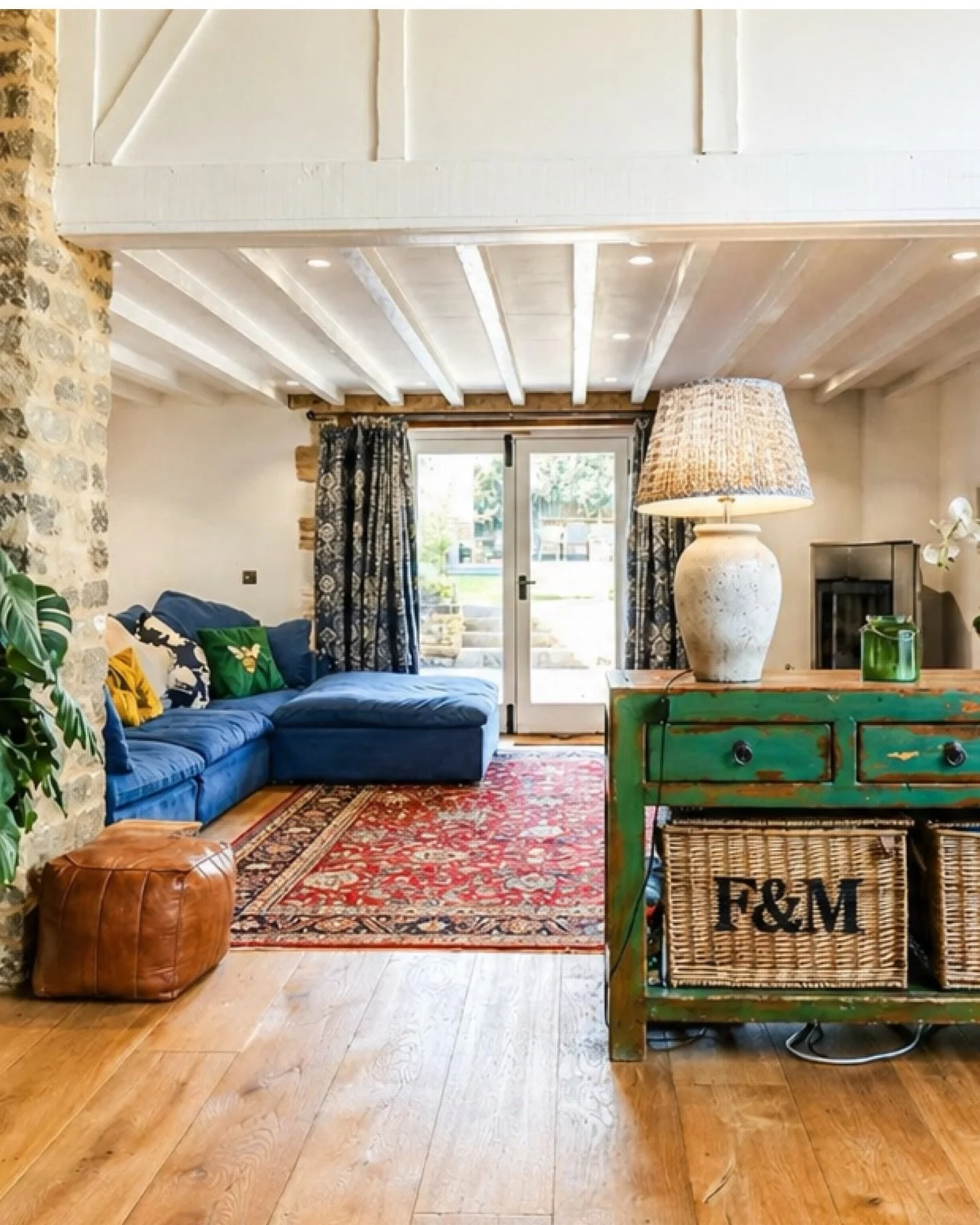 New listing, Hethe📍

The Threshing Barn, a stunning barn conversion blending character features with modern living, complete with generous reception spaces, a private garden, and a self-contained annexe.

Set in the charming village of Hethe, surrou