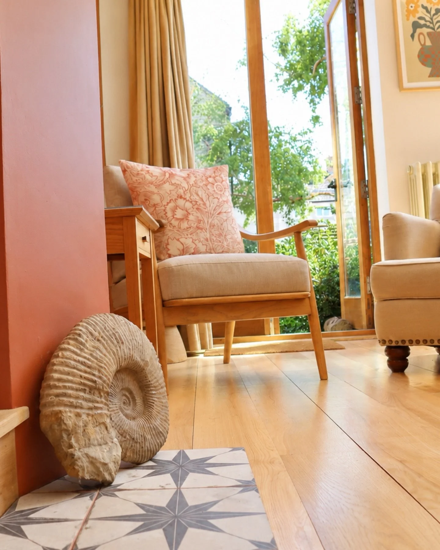 Rental opportunity, Witney📍

Thoughtfully designed, beautifully furnished, and filled with natural light. This stunning two-bedroom home in Witney blends high-spec living with warm, inviting interiors and a beautifully landscaped garden. 

Get in to