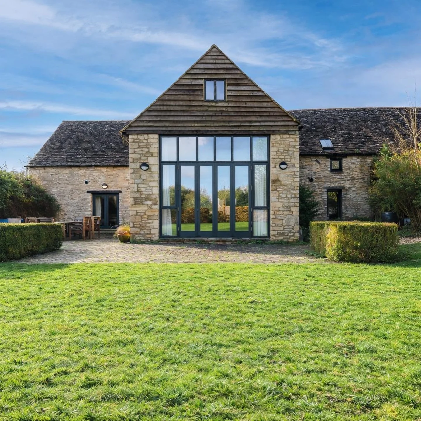 SSTC 🫱🏻&zwj;🫲🏼

Great to see this unique opportunity in Woodstock now under offer with a sale agreed. After a number of previous marketing efforts, we are thrilled for our client.
 
We are hoping to help a number of motivated buyers with budgets 